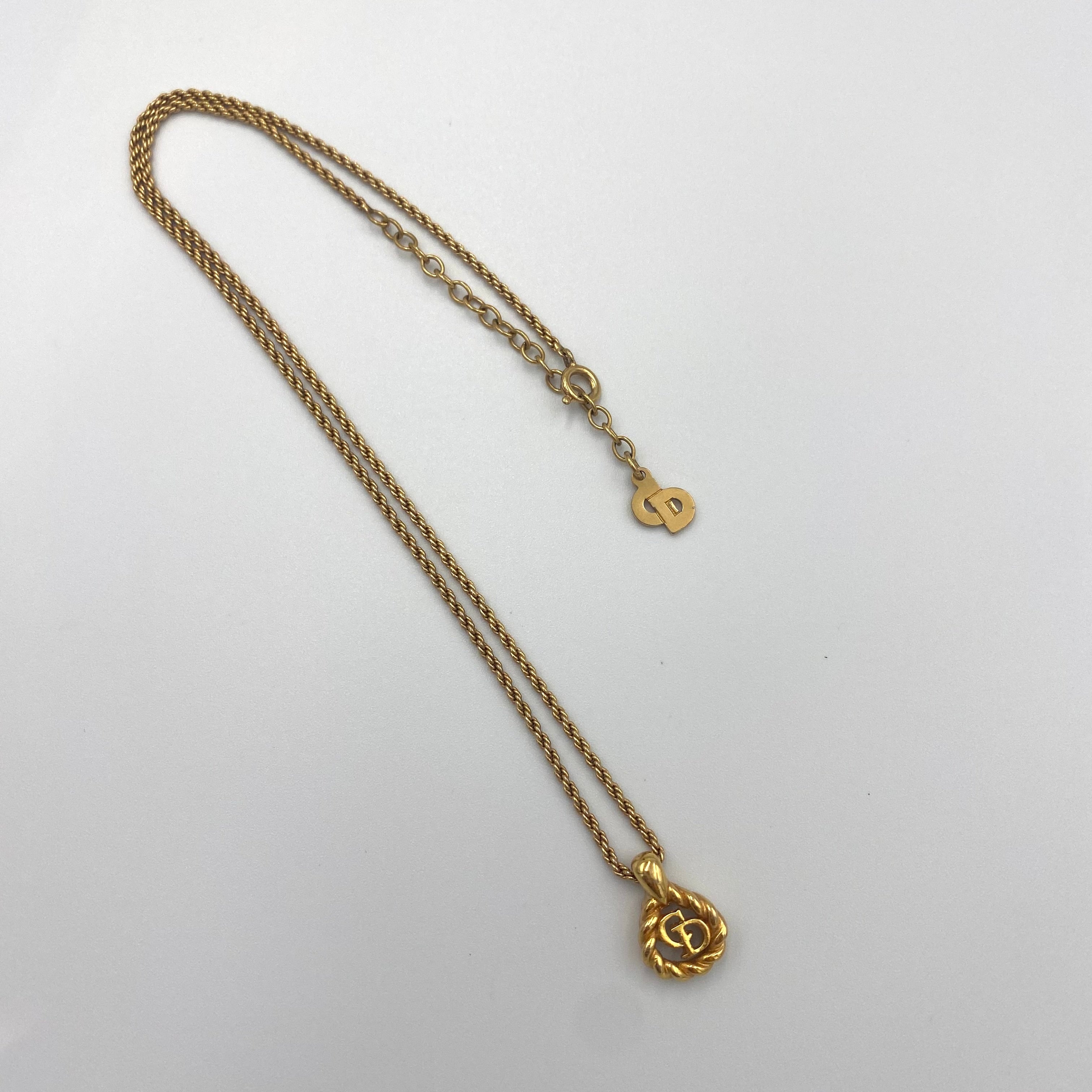 Dior CDロゴ ツイストティアドロップ ネックレス