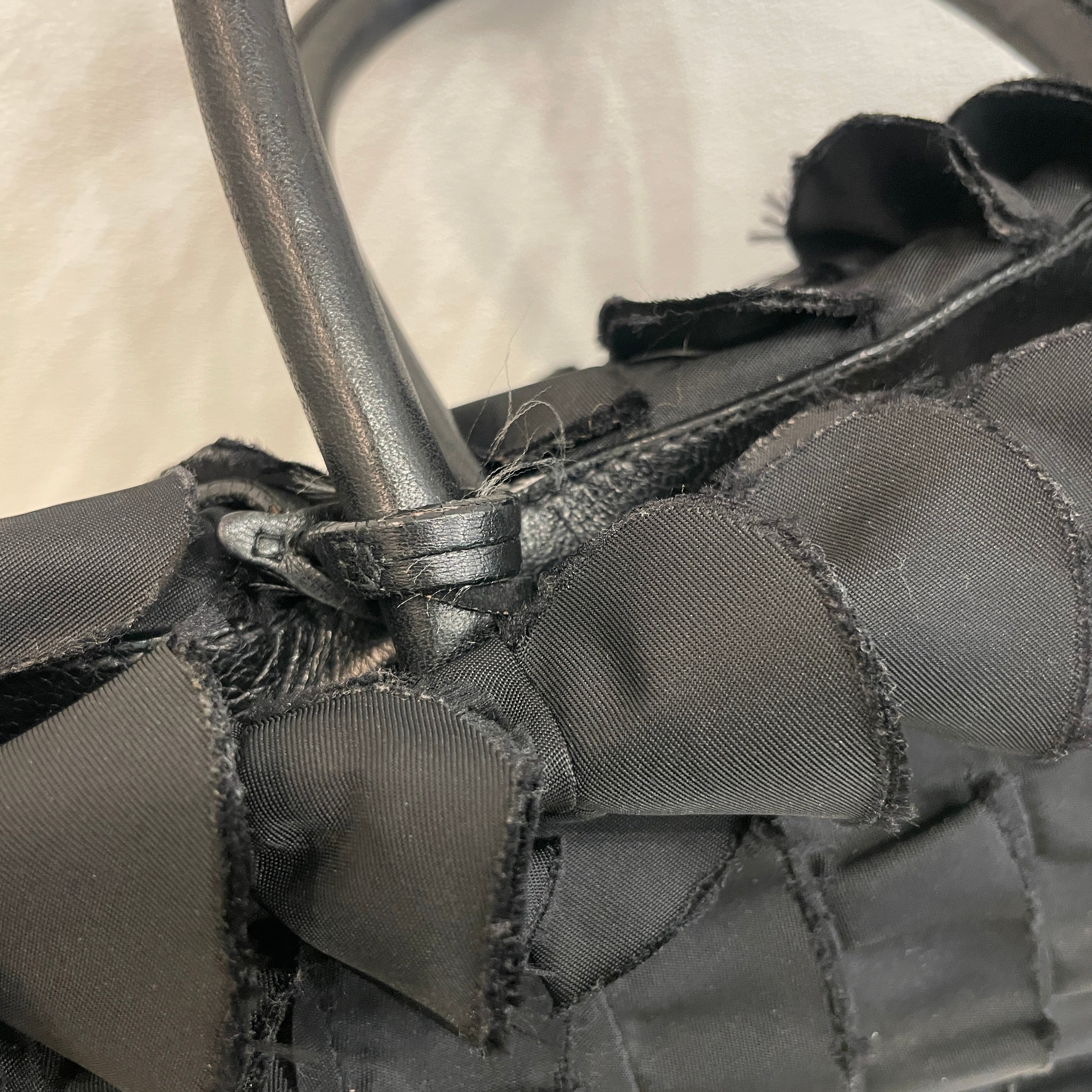 PRADA フリルハンドバッグ