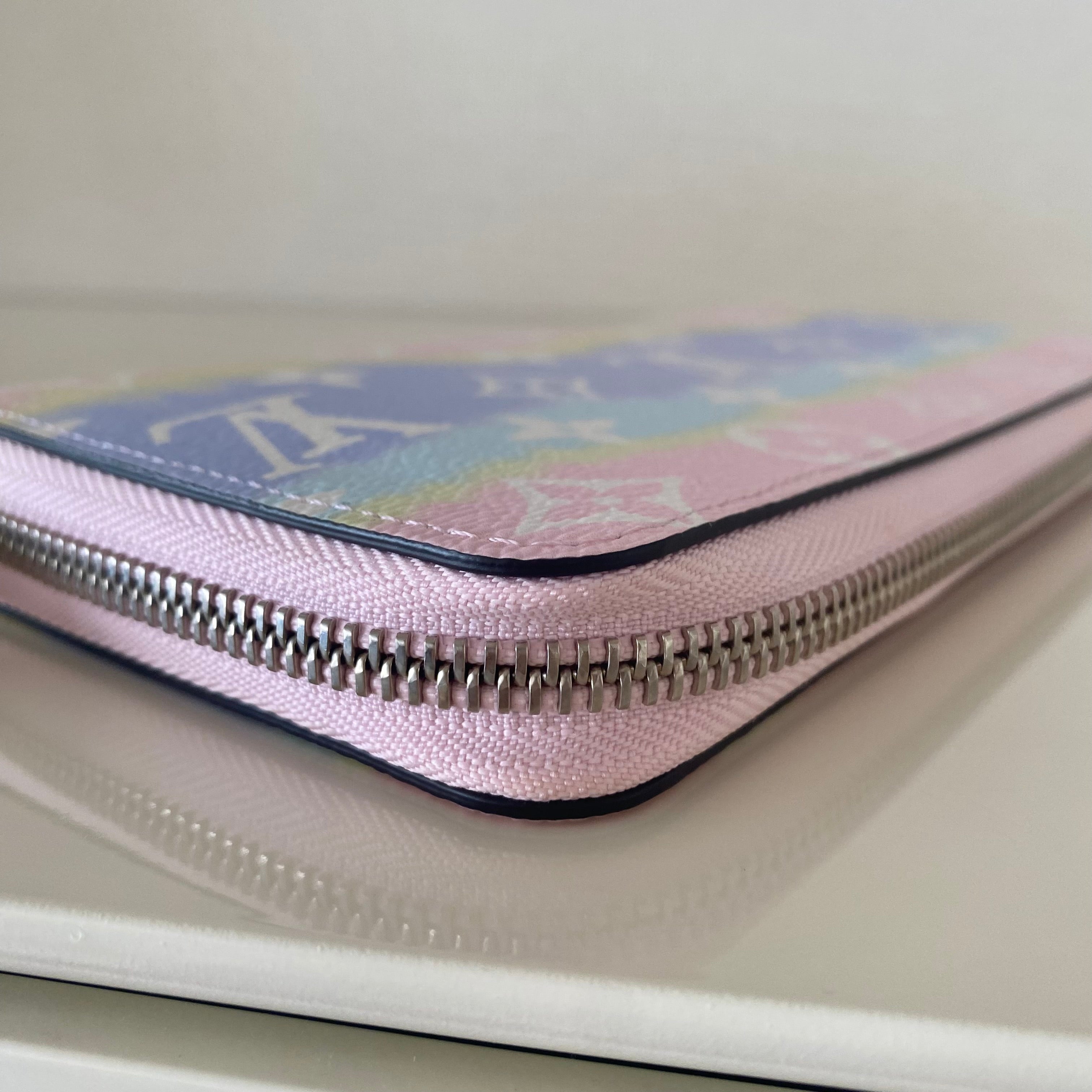 Louis Vuitton モノグラム エスカル ジッピーウォレット