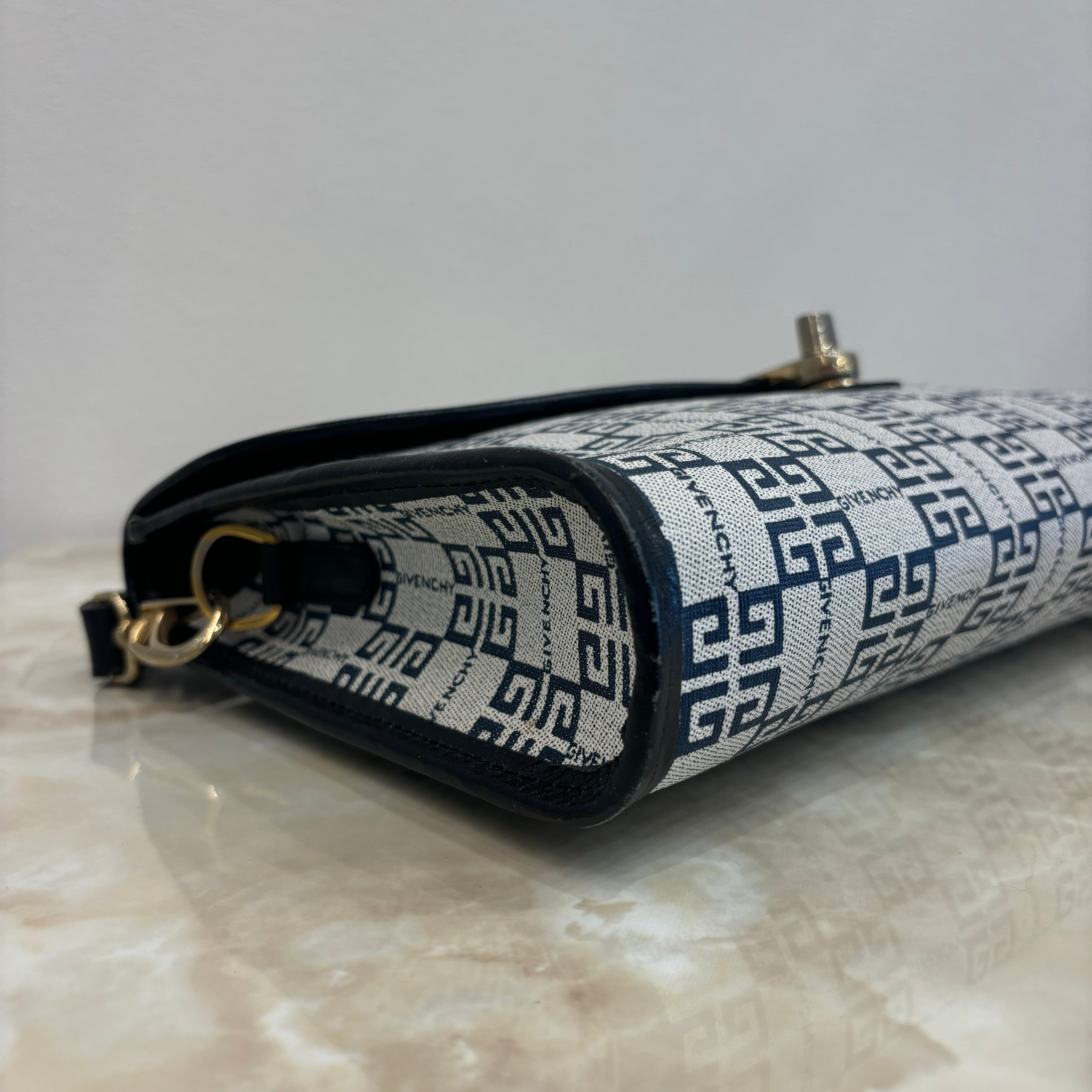 GIVENCHYショルダーバッグ