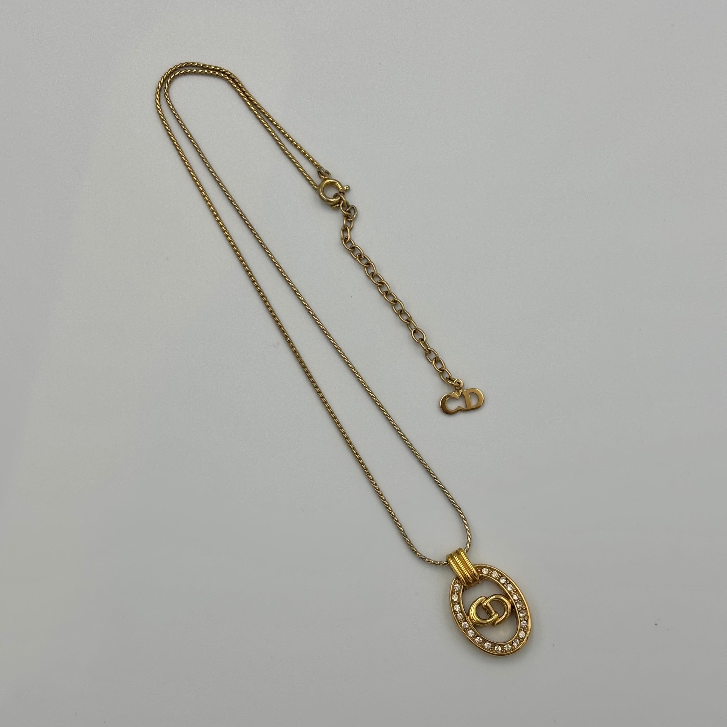 Dior CDロゴ オーバル ラインストーン ネックレス