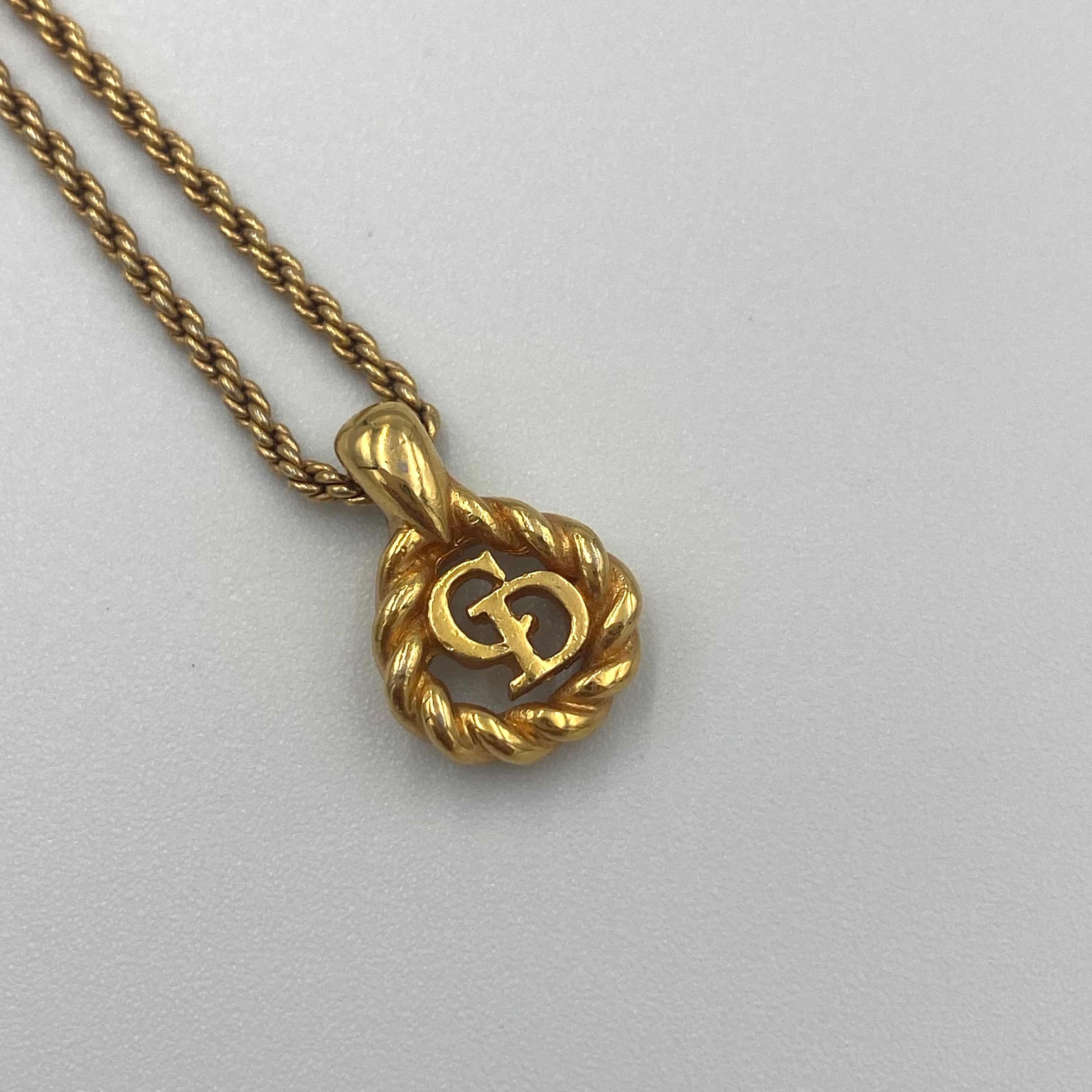 Dior CDロゴ ツイストティアドロップ ネックレス