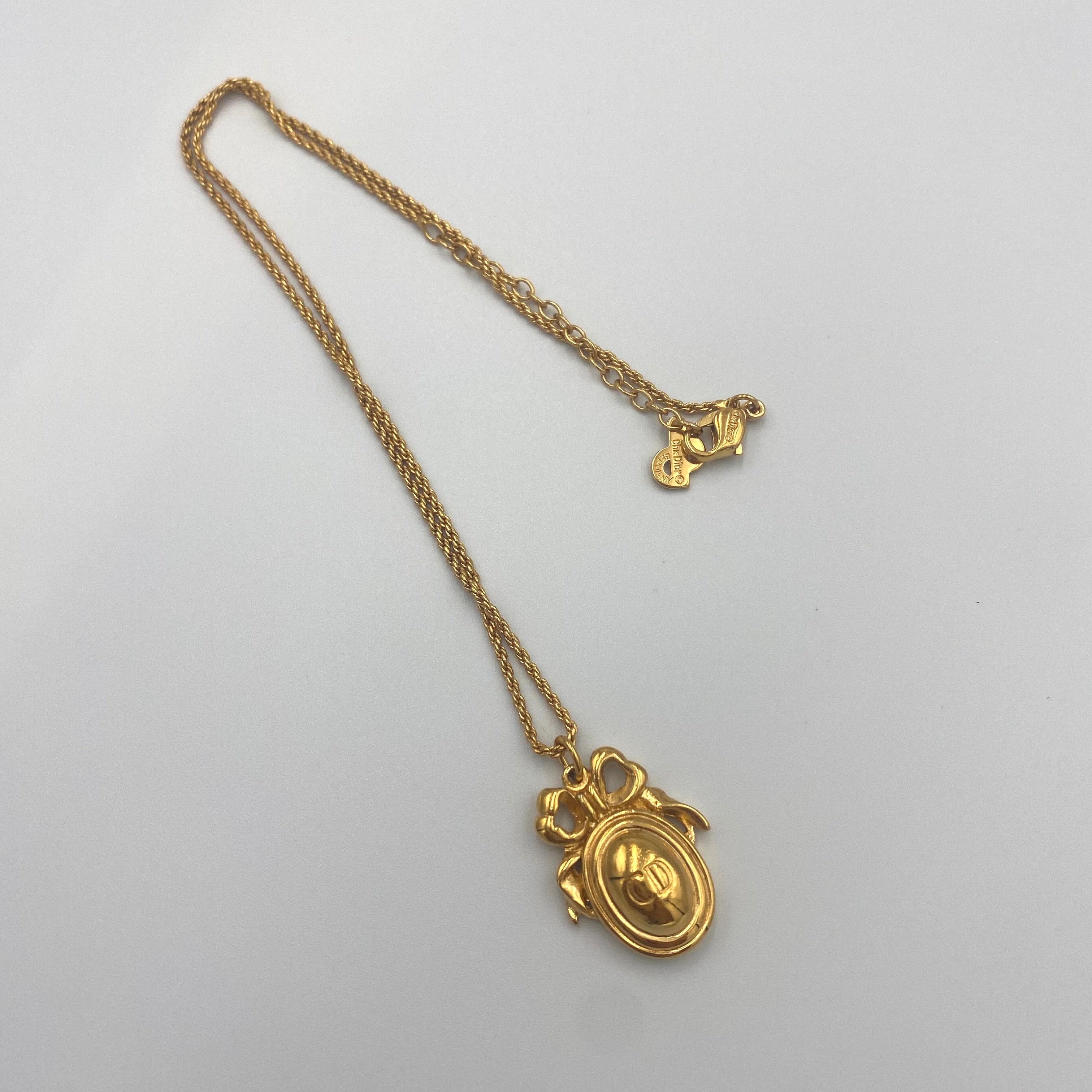 Dior CDロゴ オーバル リボン ツイストチェーンネックレス