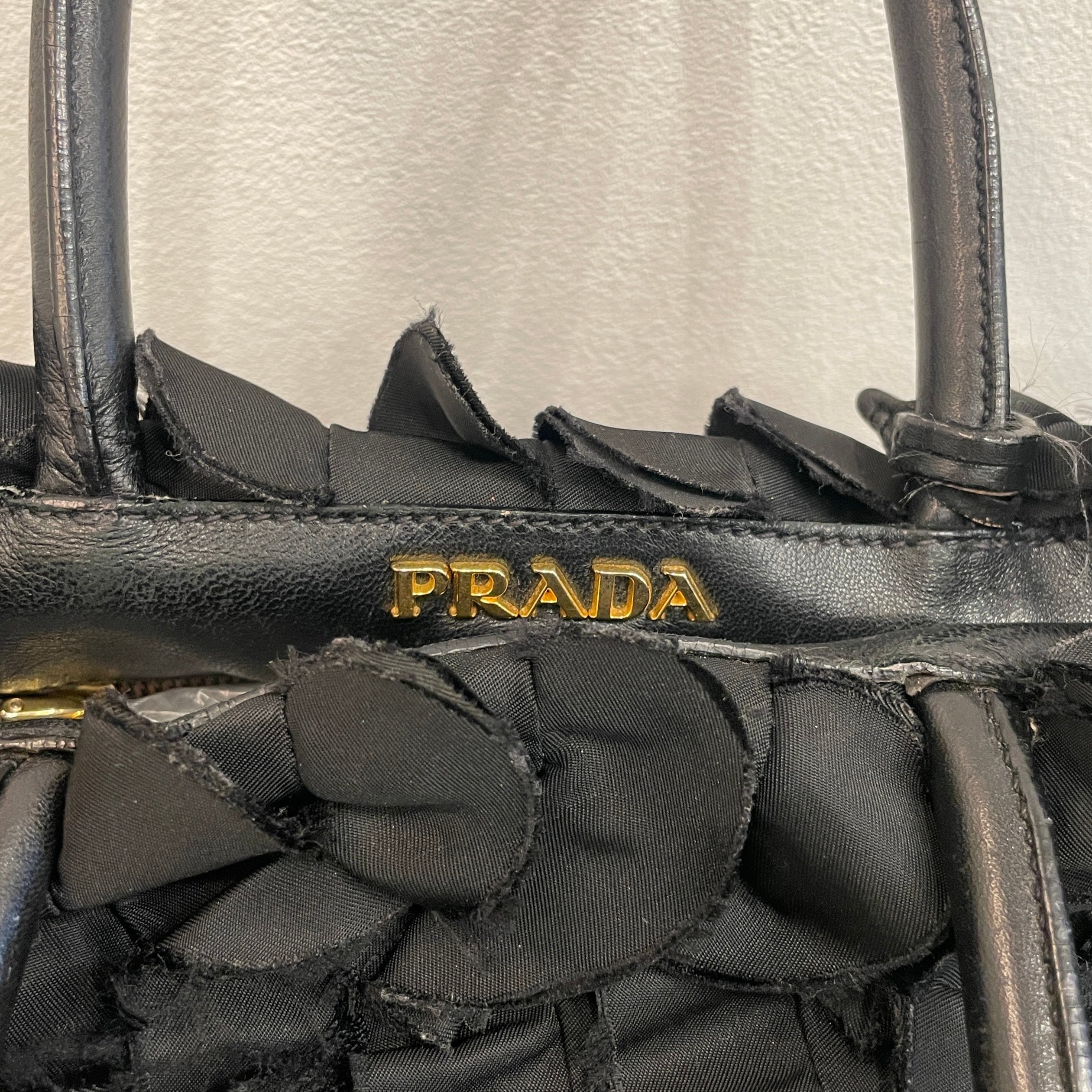 PRADA フリルハンドバッグ