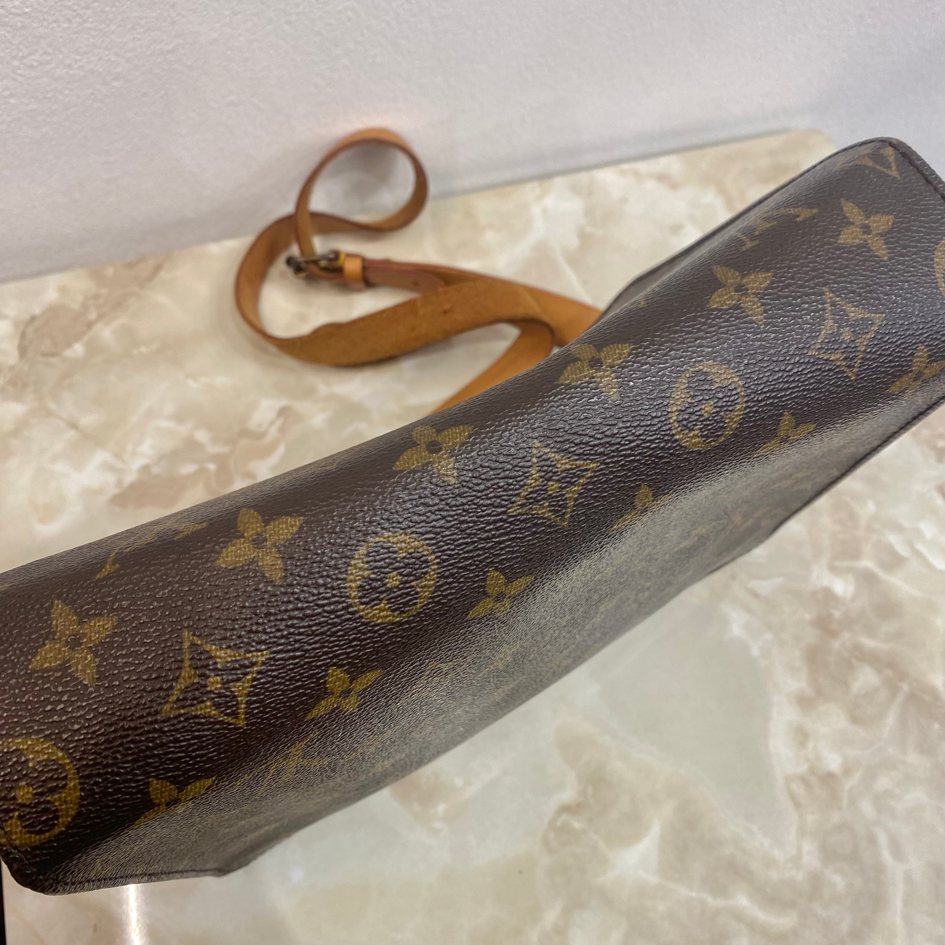 LOUIS VUITTON モノグラム カルトシエール