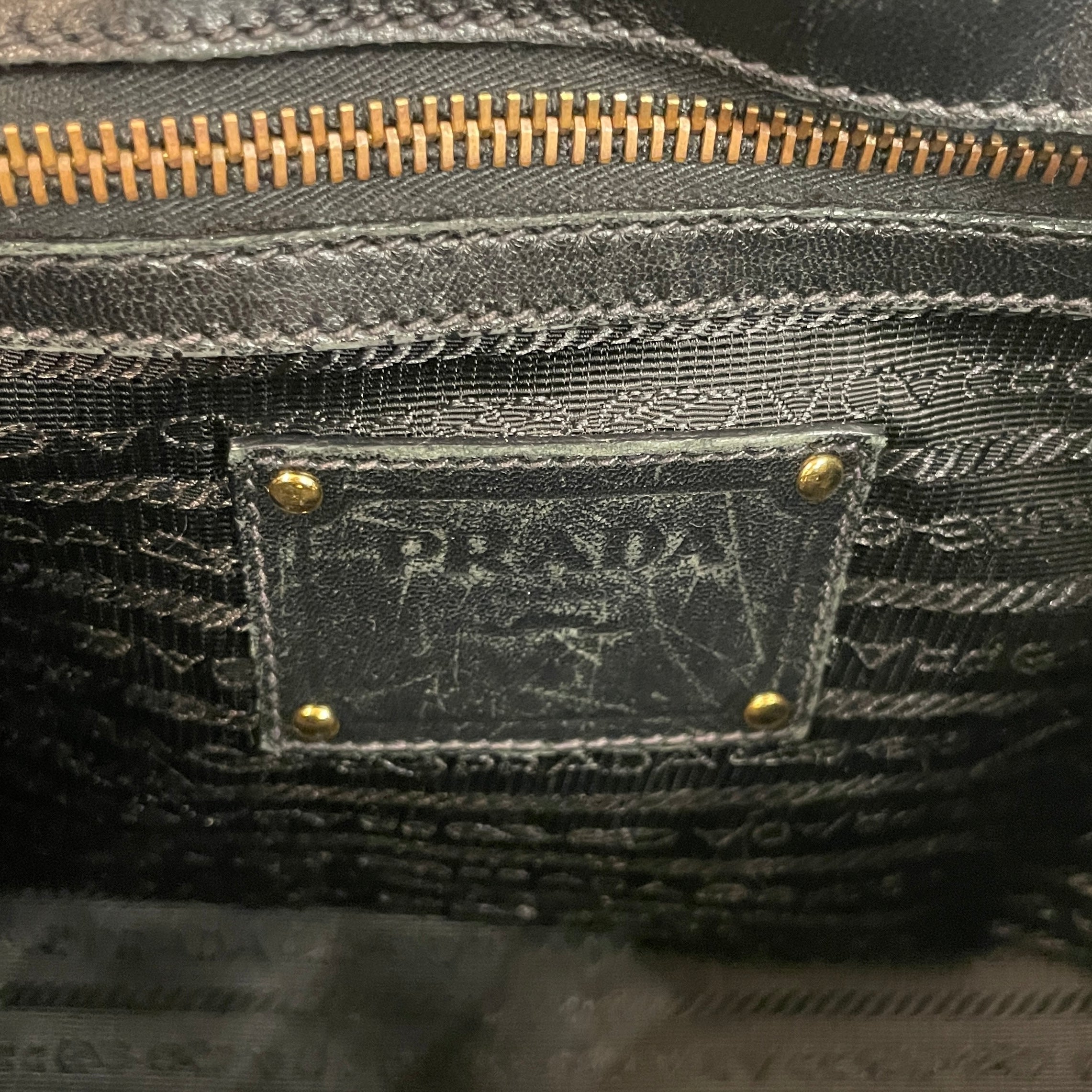 PRADA フリルハンドバッグ