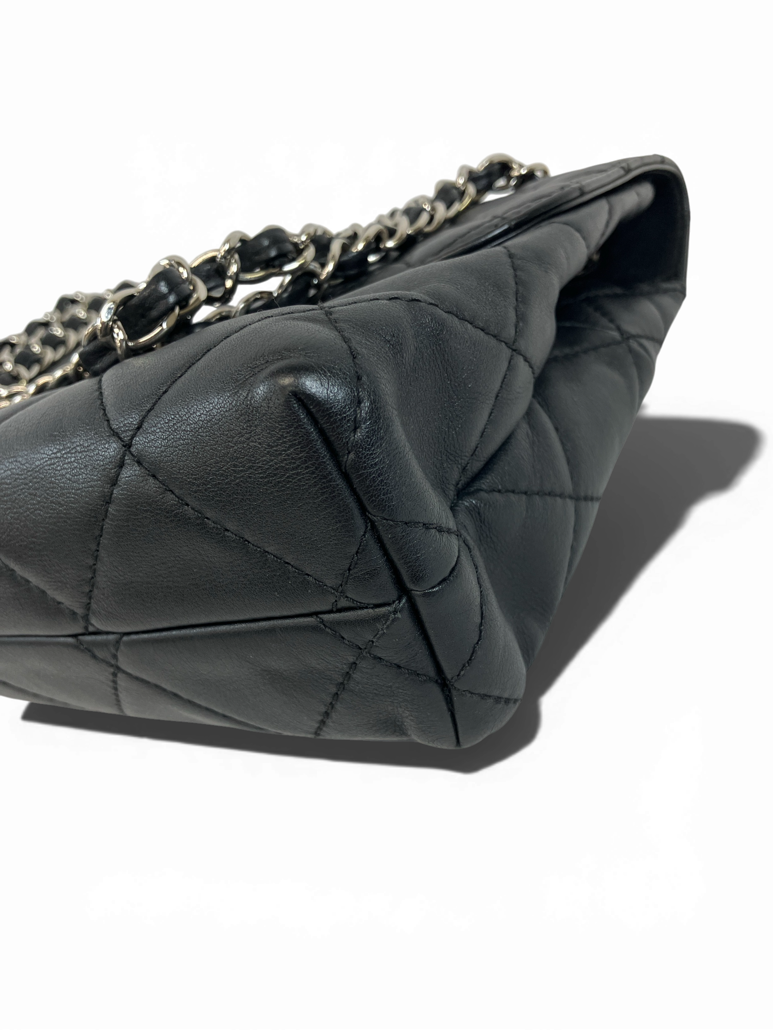 CHANEL チェーンショルダー デカマトラッセ ラムスキン