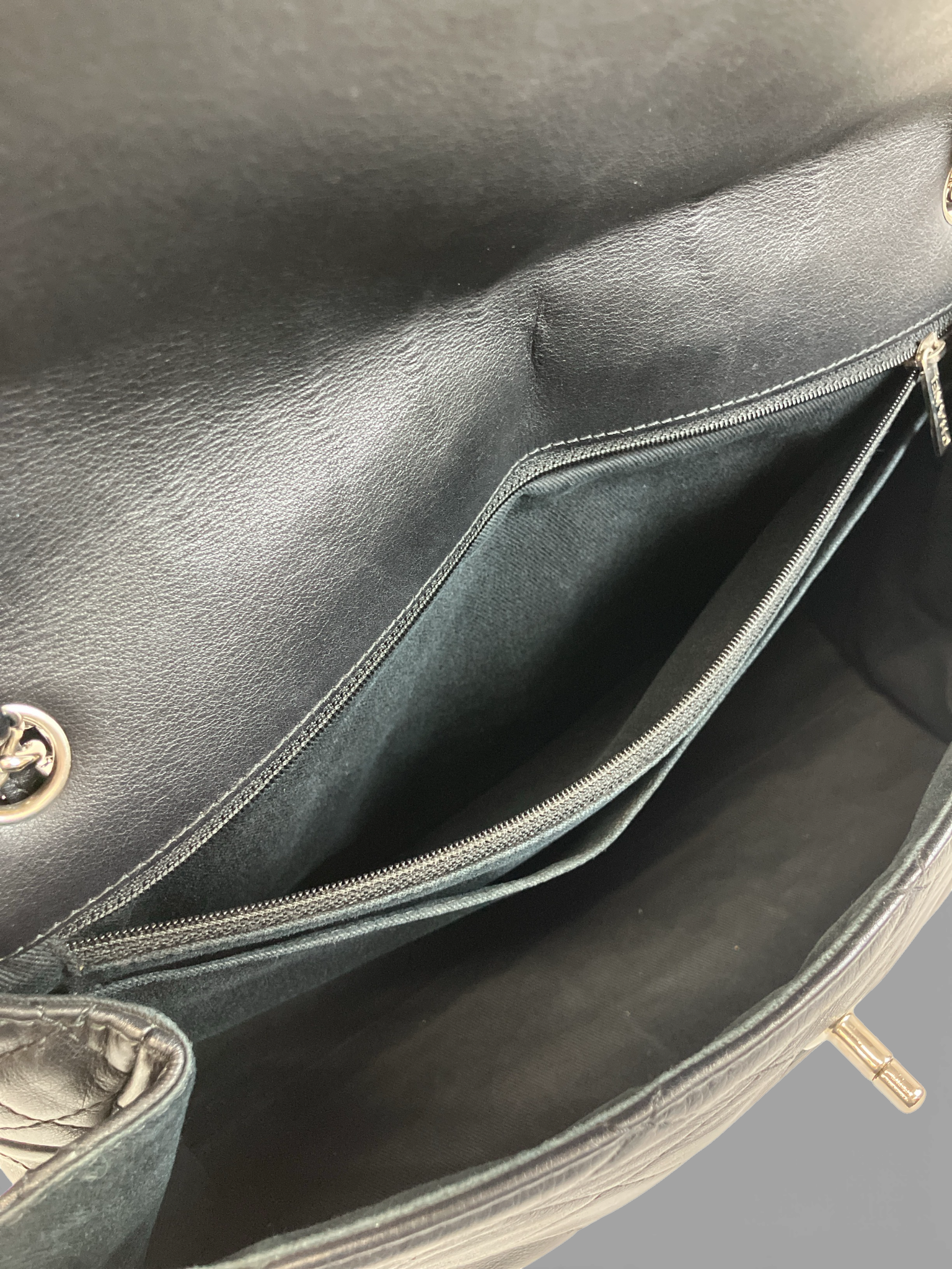 CHANEL チェーンショルダー デカマトラッセ ラムスキン