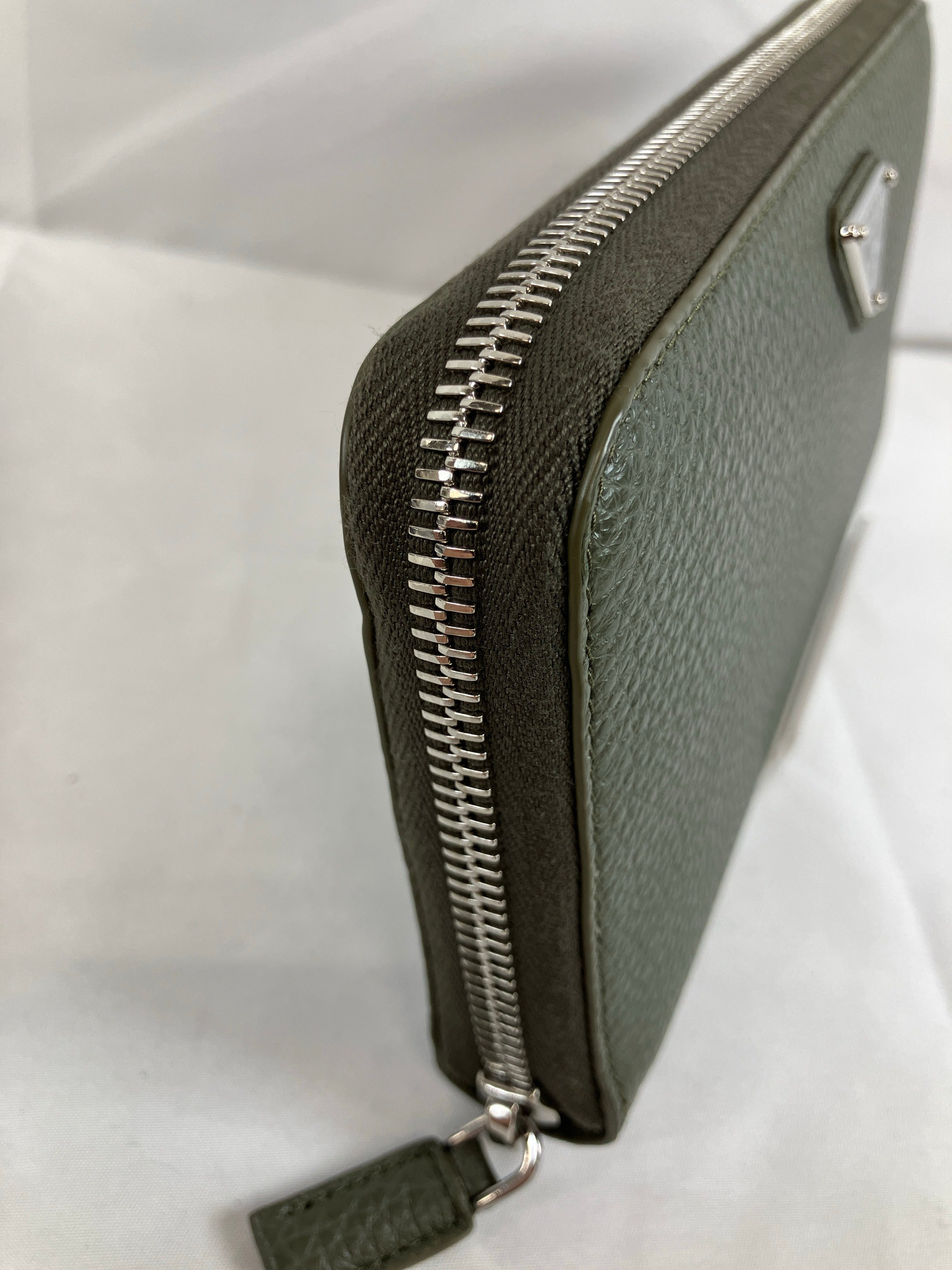 PRADA プラダ 長財布 ロングウォレット ヴィッテロダイノレザー ラウンドファスナー 三角ロゴ カーキ ローデングリーン