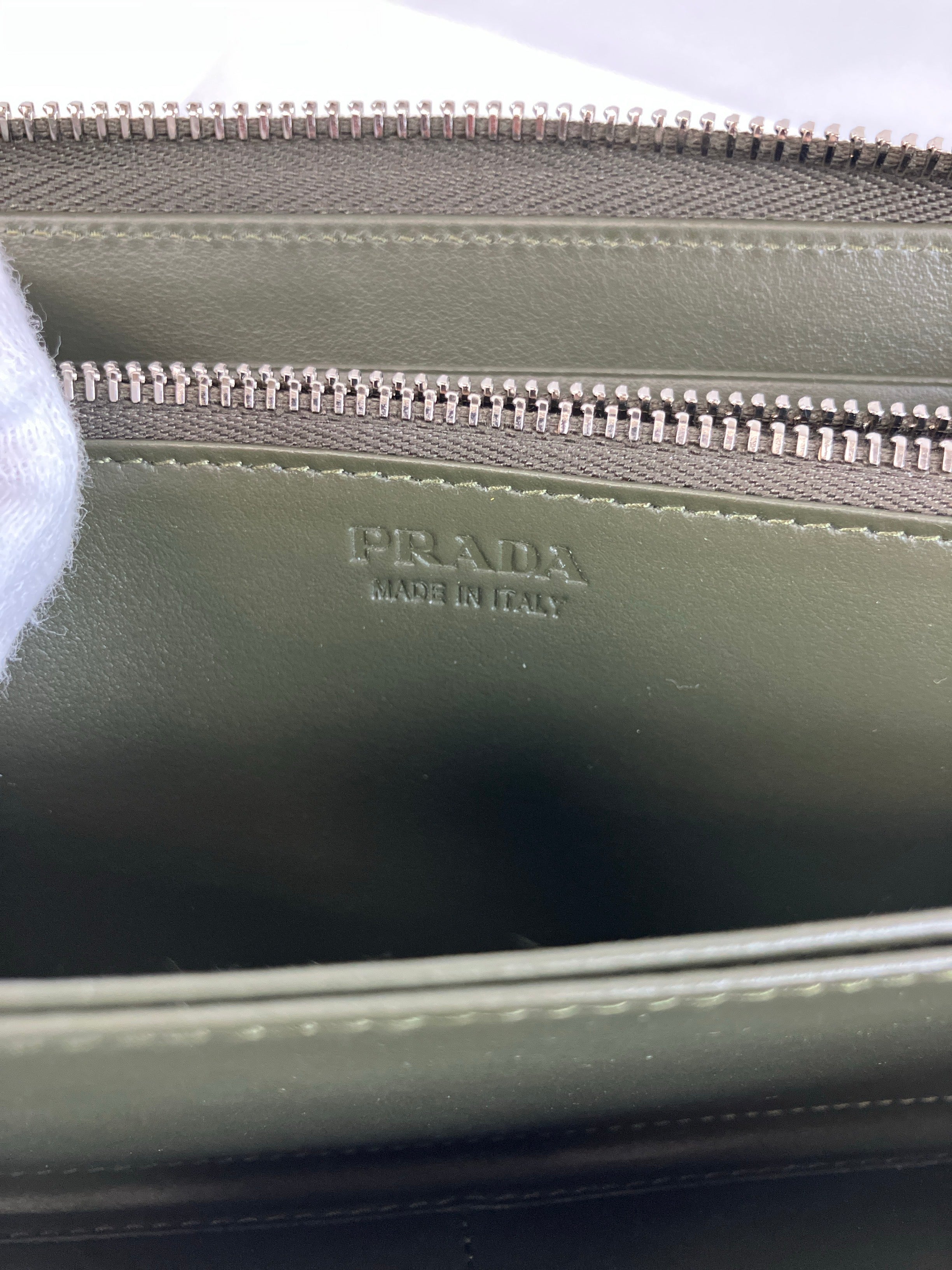 PRADA プラダ 長財布 ロングウォレット ヴィッテロダイノレザー ラウンドファスナー 三角ロゴ カーキ ローデングリーン