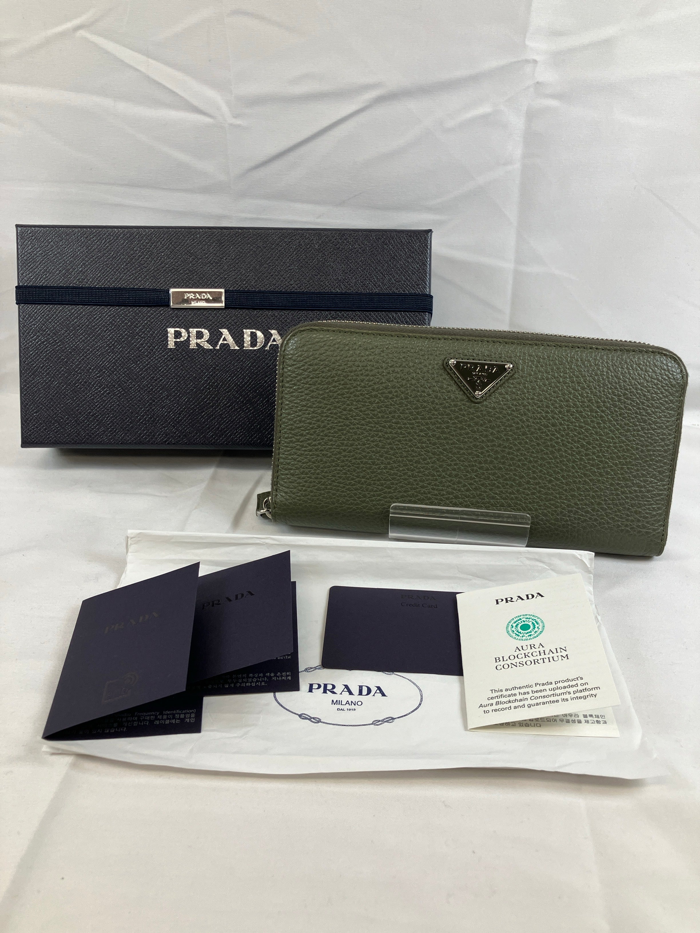 PRADA プラダ 長財布 ロングウォレット ヴィッテロダイノレザー ラウンドファスナー 三角ロゴ カーキ ローデングリーン