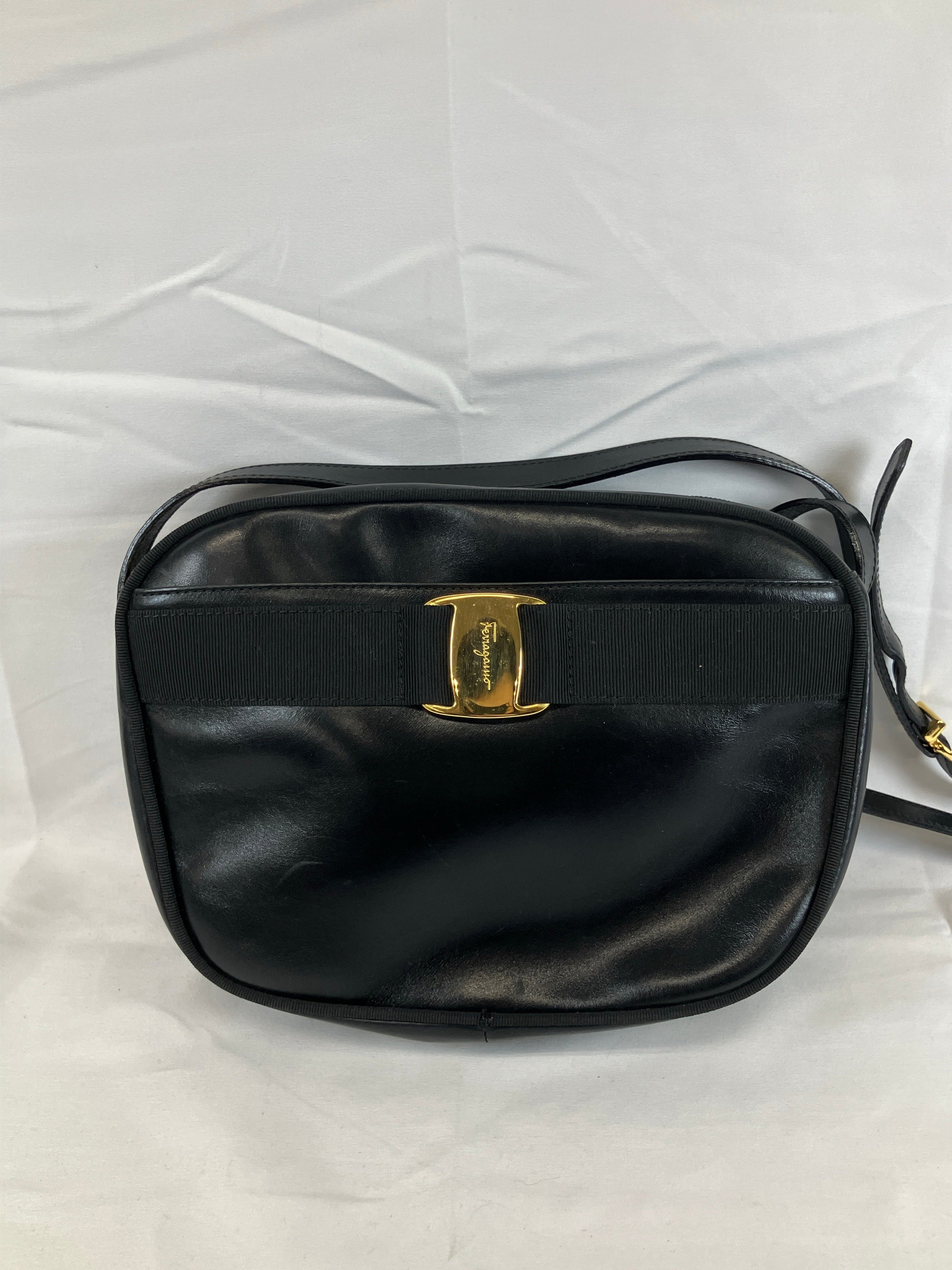 FERRAGAMO フェラガモ ショルダーバッグ ガンチーニ ヴァラ ブラック