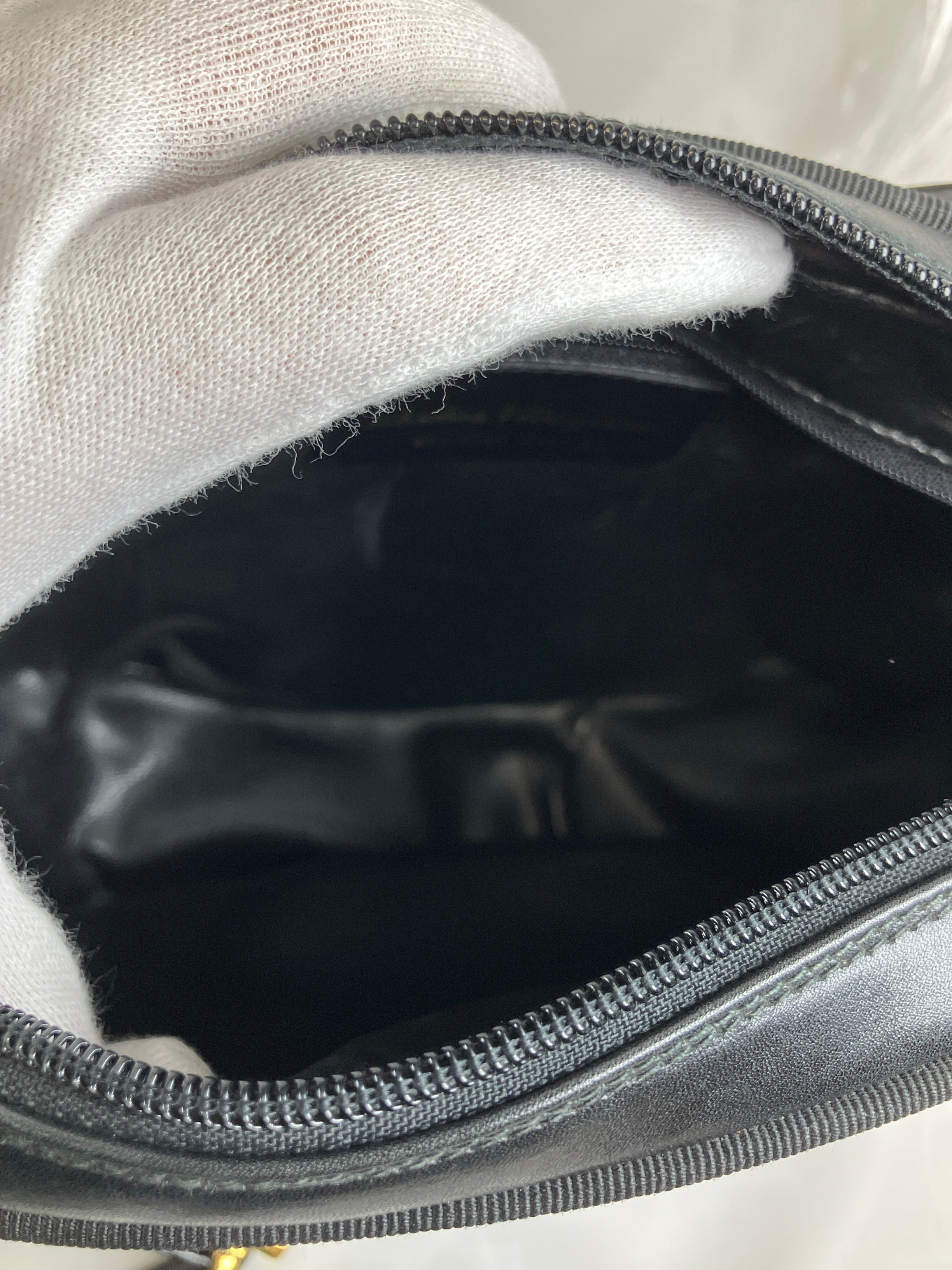 FERRAGAMO フェラガモ ショルダーバッグ ガンチーニ ヴァラ ブラック