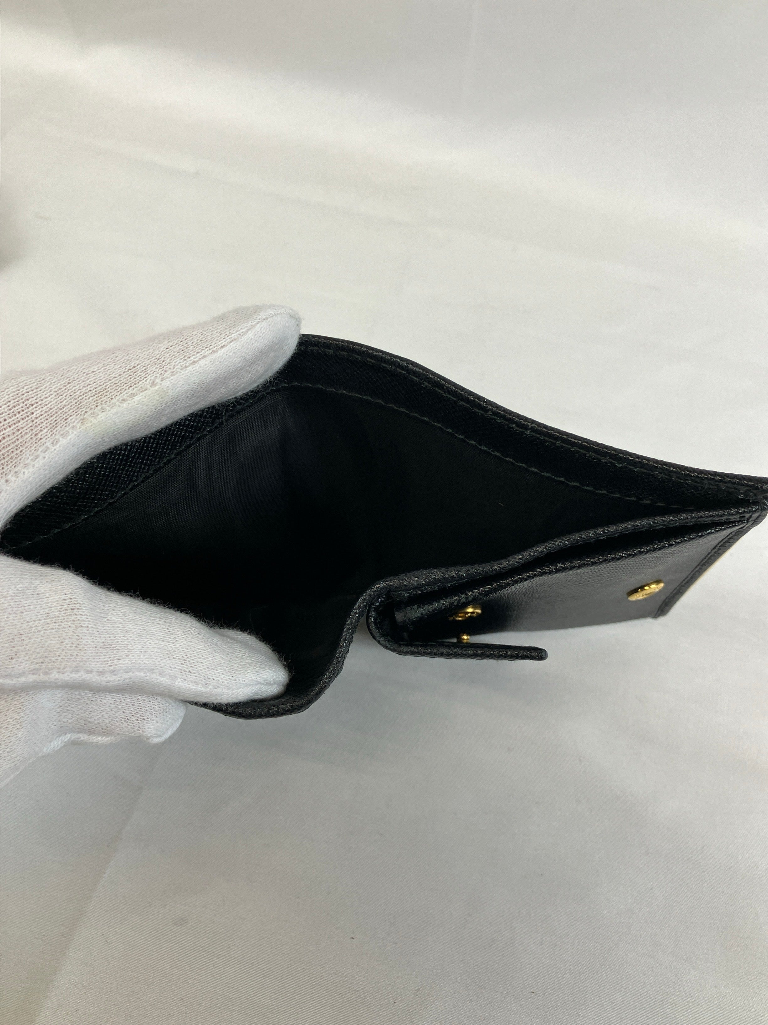 PRADA プラダ 二つ折り財布 サフィアーノ メタルバー ブラック ネロ