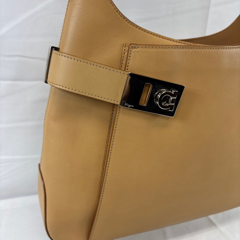 FERRAGAMO フェラガモ ショルダーバッグ ワンショルダー ガンチーニ ベージュ AQ-21 0169