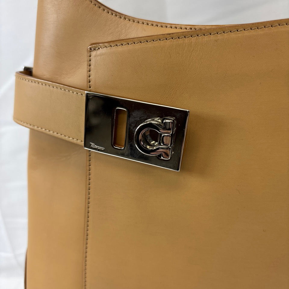 FERRAGAMO フェラガモ ショルダーバッグ ワンショルダー ガンチーニ ベージュ AQ-21 0169