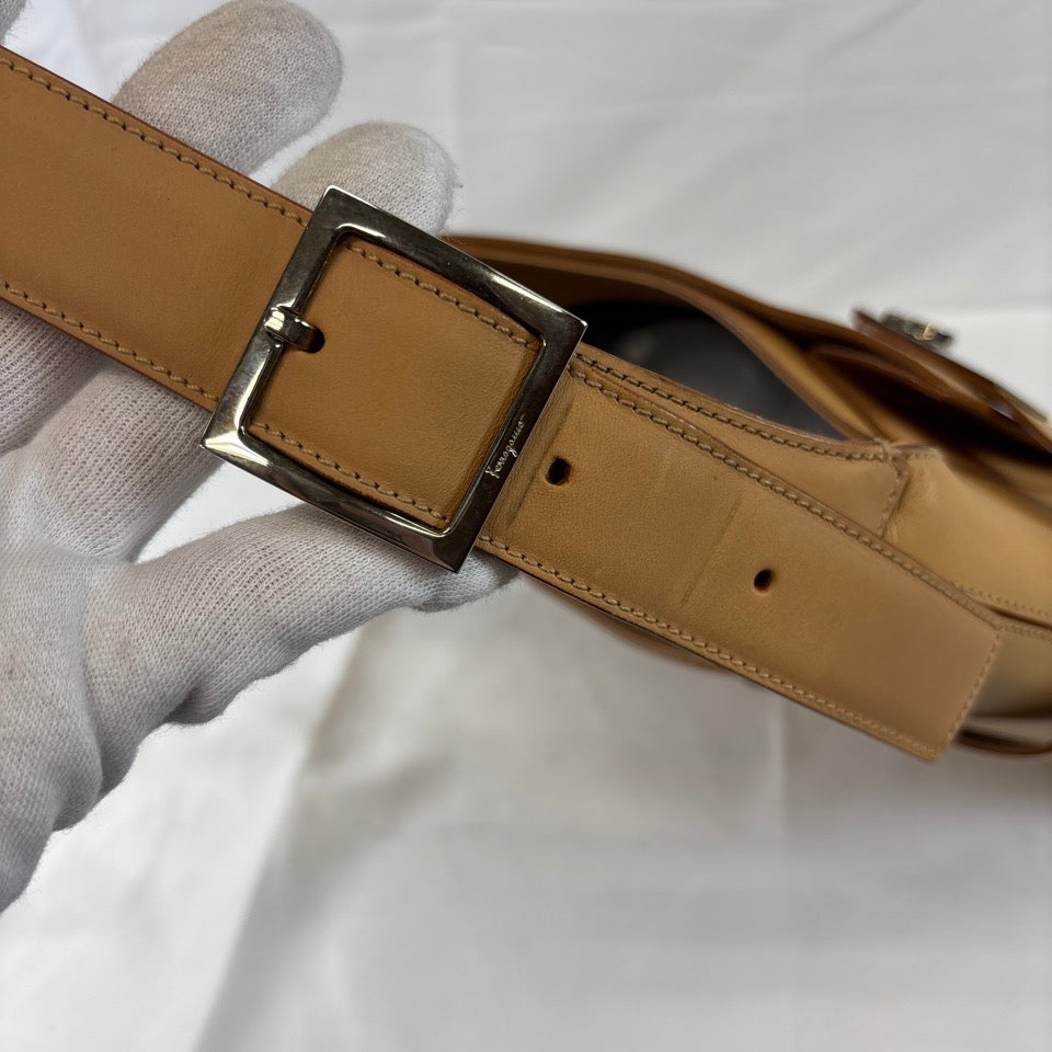 FERRAGAMO フェラガモ ショルダーバッグ ワンショルダー ガンチーニ ベージュ AQ-21 0169