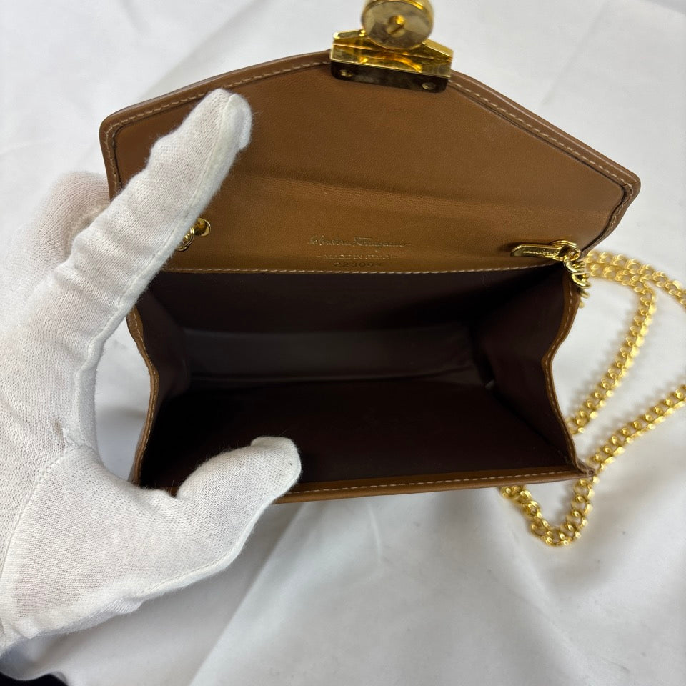 FERRAGAMO フェラガモ チェーン ショルダーバッグ キャメル 223064