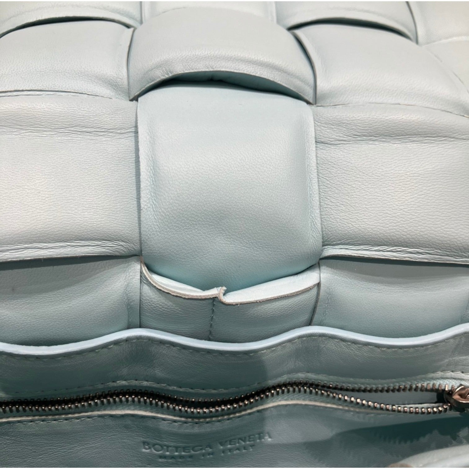 BOTTEGA VENETA ボッテガヴェネタ マキシイントレート パテッドカセット ショルダーバッグ ライト ブルー レザー レディース メンズ