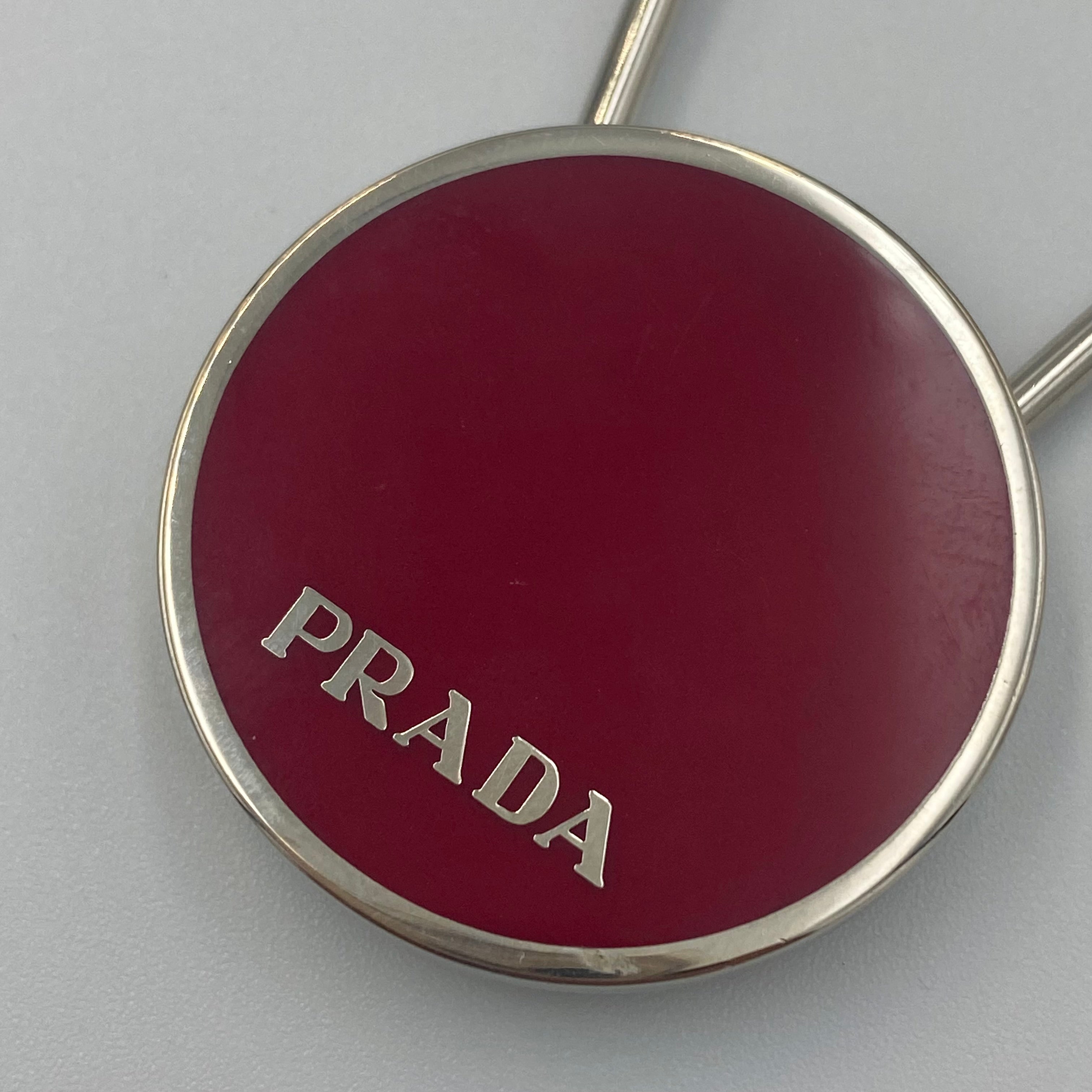 PRADA ラウンドロゴキーホルダー