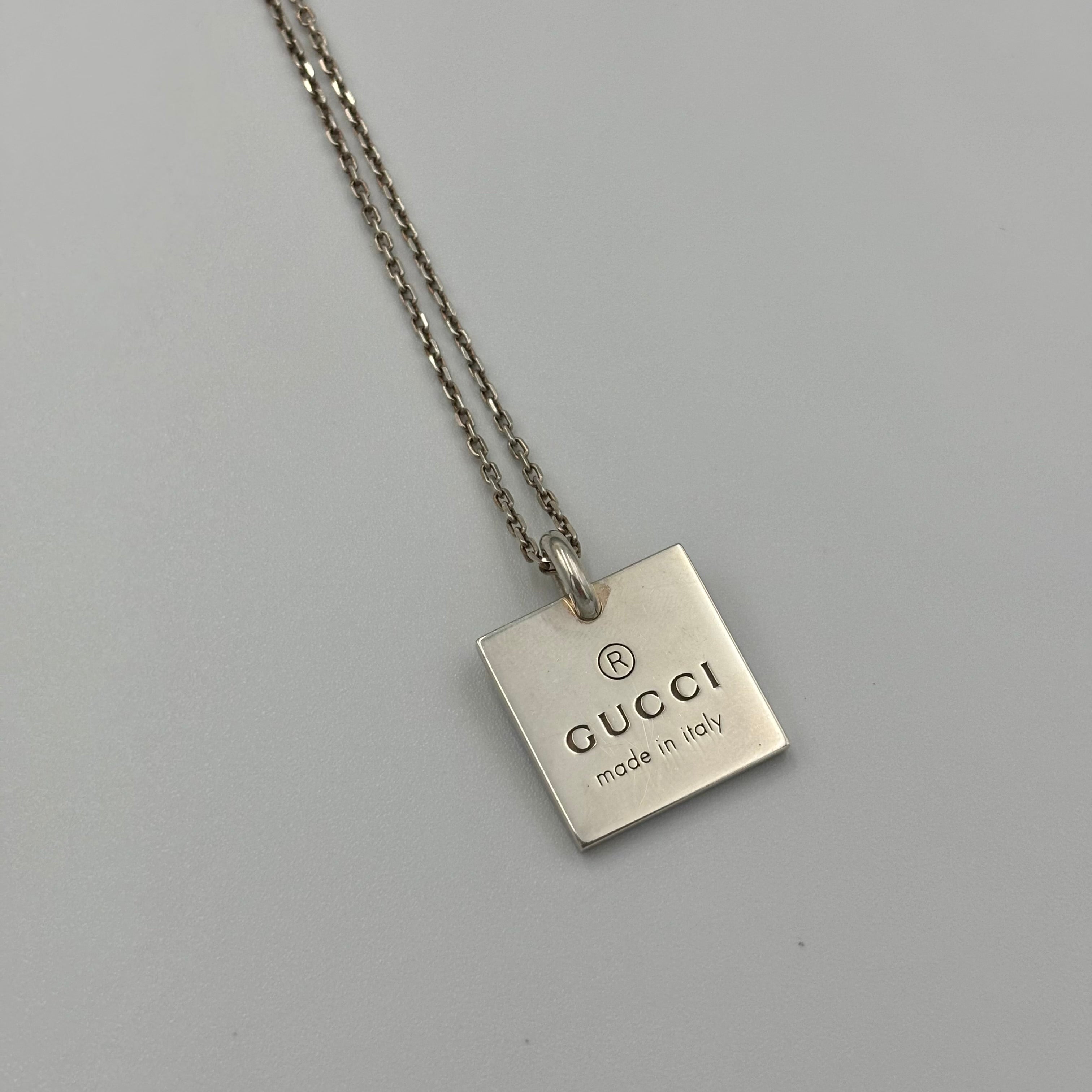 GUCCI ロゴ プレート スクエア トップ シルバー ネックレス