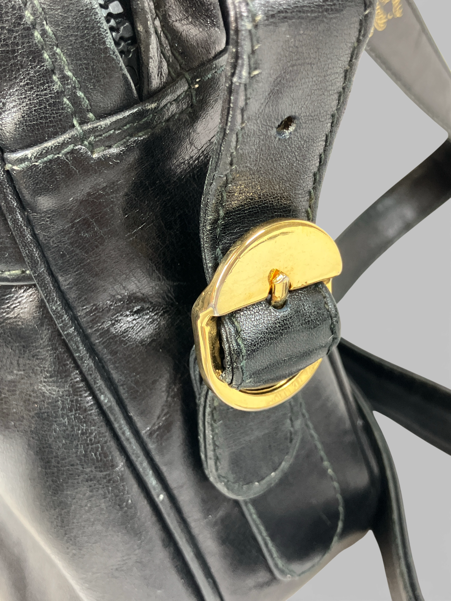 オールドグッチ　ショルダーバッグ GUCCI グッチ GGロゴ エンボスレザー ショルダーバッグ ブラック