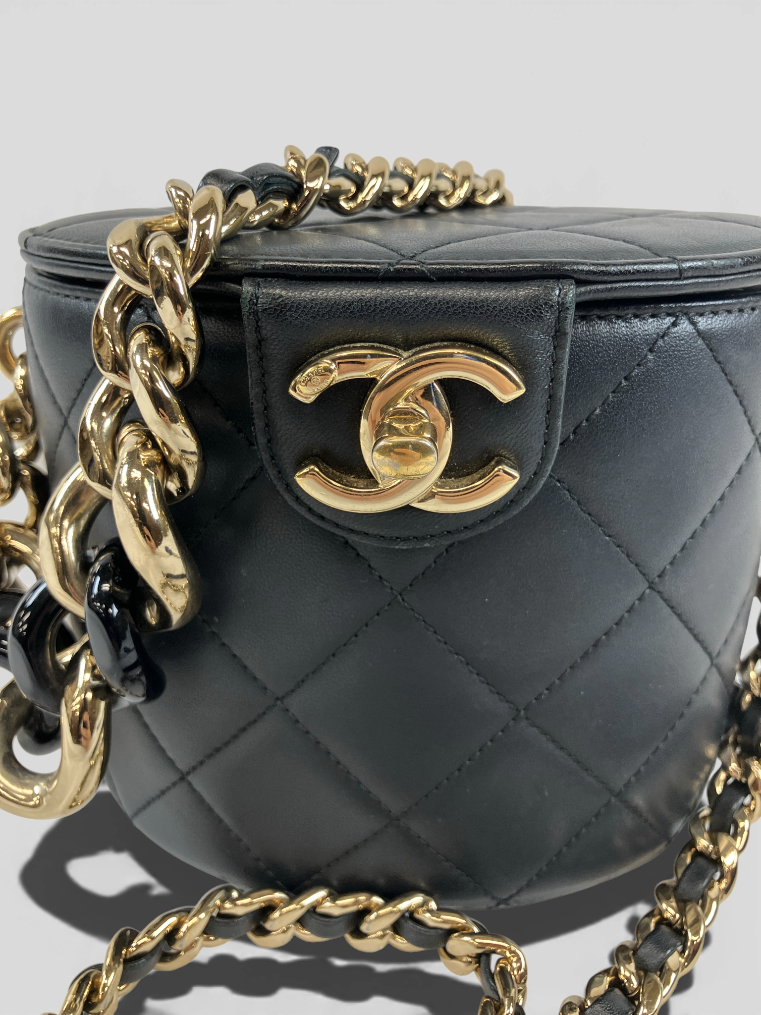CHANEL　シャネル　チェーンショルダーバッグ　バニティバッグ　ラムスキン　マトラッセ　AS1355