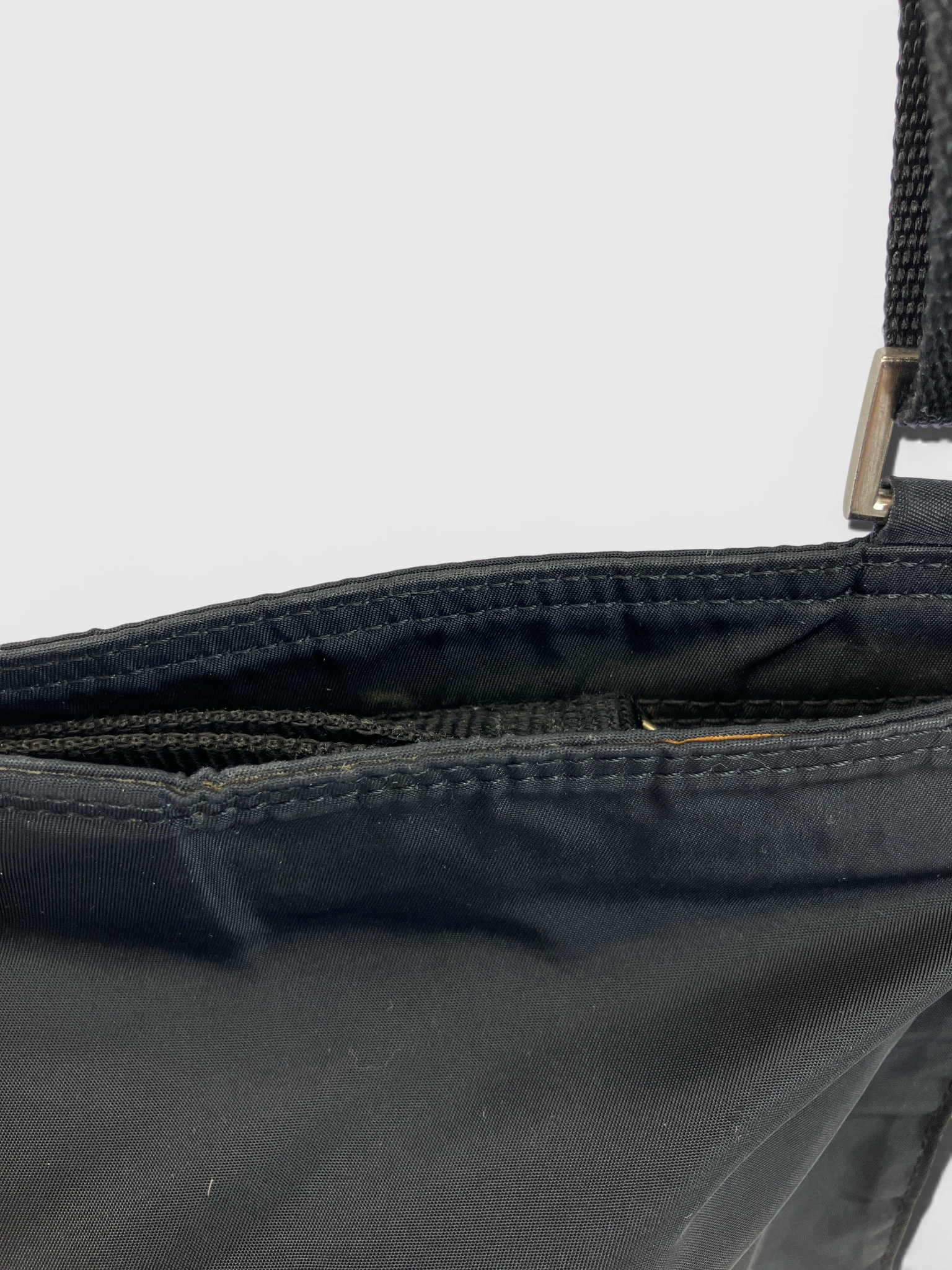 PRADA　テスート　ショルダーバッグ　ナイロン　三角ロゴ　ブラック