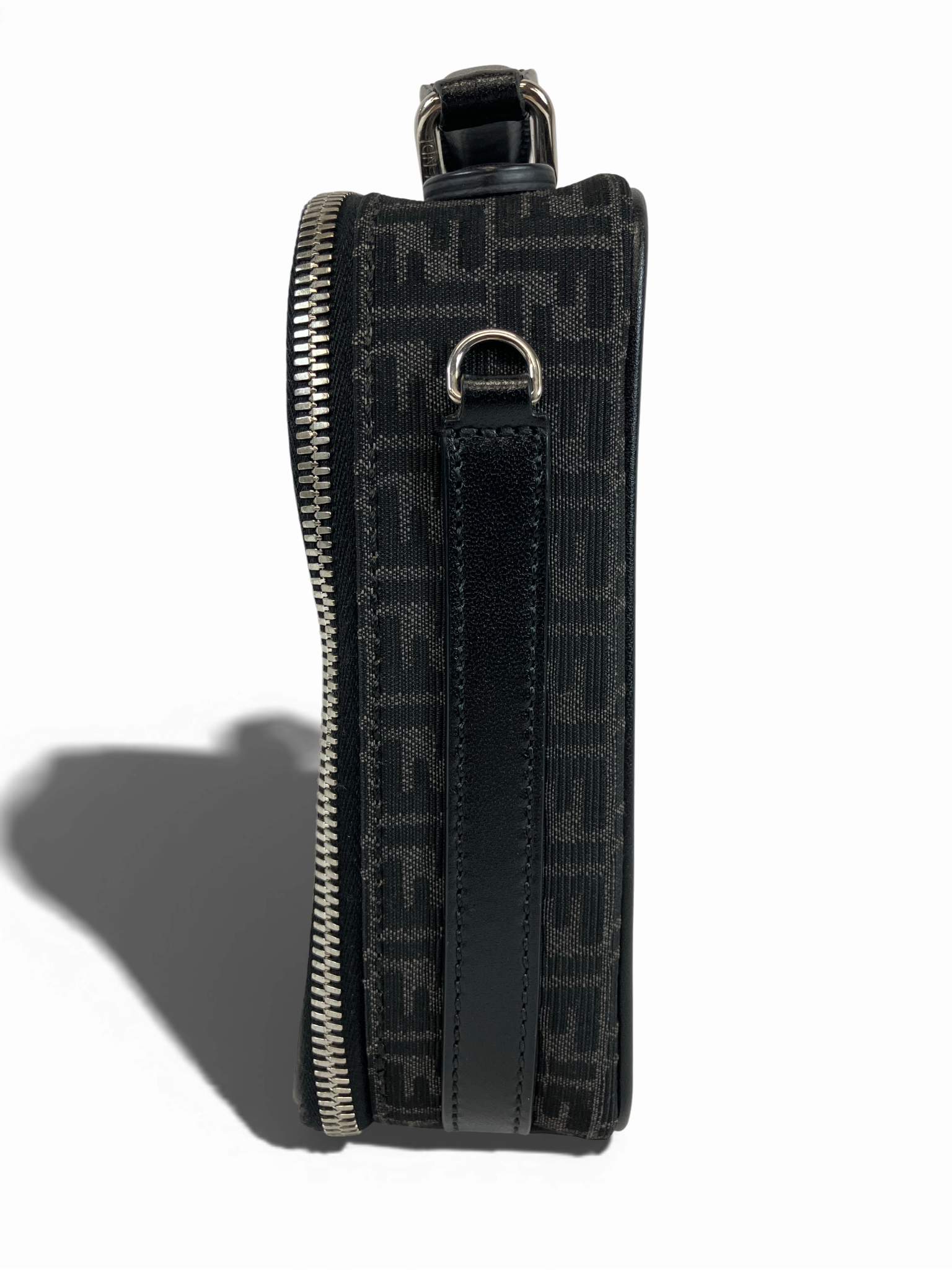 FENDI　ショルダーバッグ　ポシェット　ズッキーノ　ブラック　グレー　7VA542 AGON 228-2557