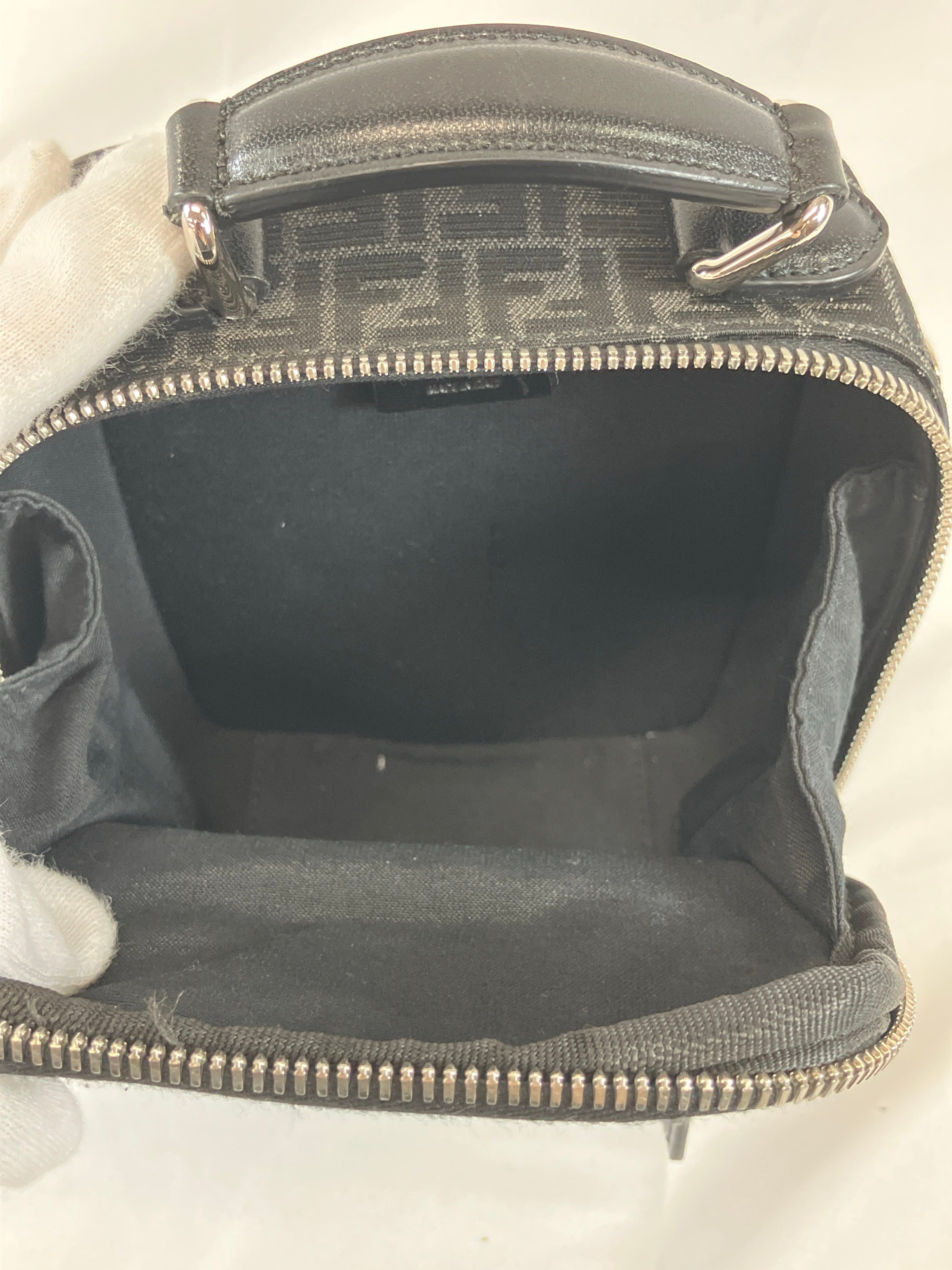 FENDI　ショルダーバッグ　ポシェット　ズッキーノ　ブラック　グレー　7VA542 AGON 228-2557