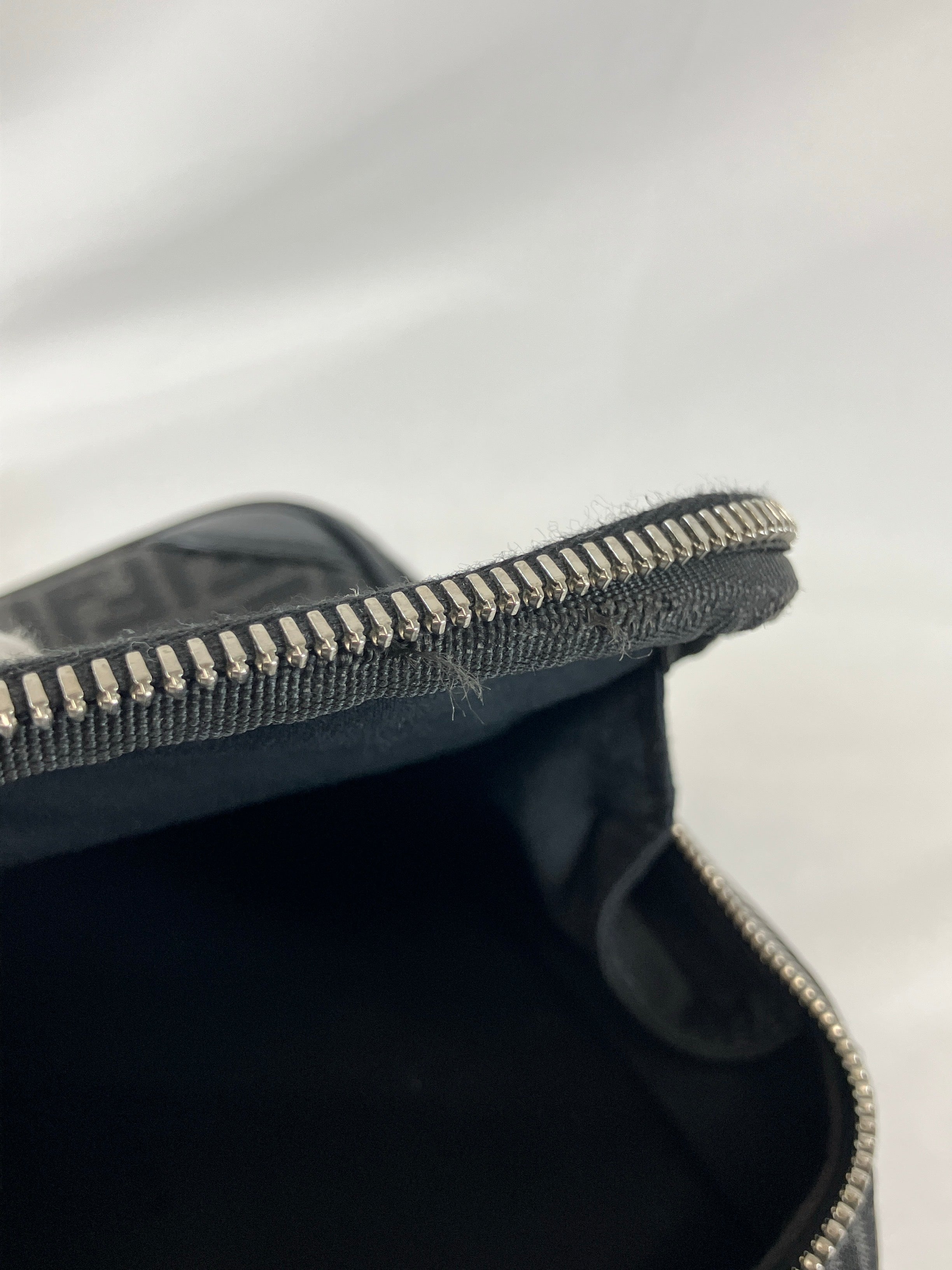 FENDI　ショルダーバッグ　ポシェット　ズッキーノ　ブラック　グレー　7VA542 AGON 228-2557