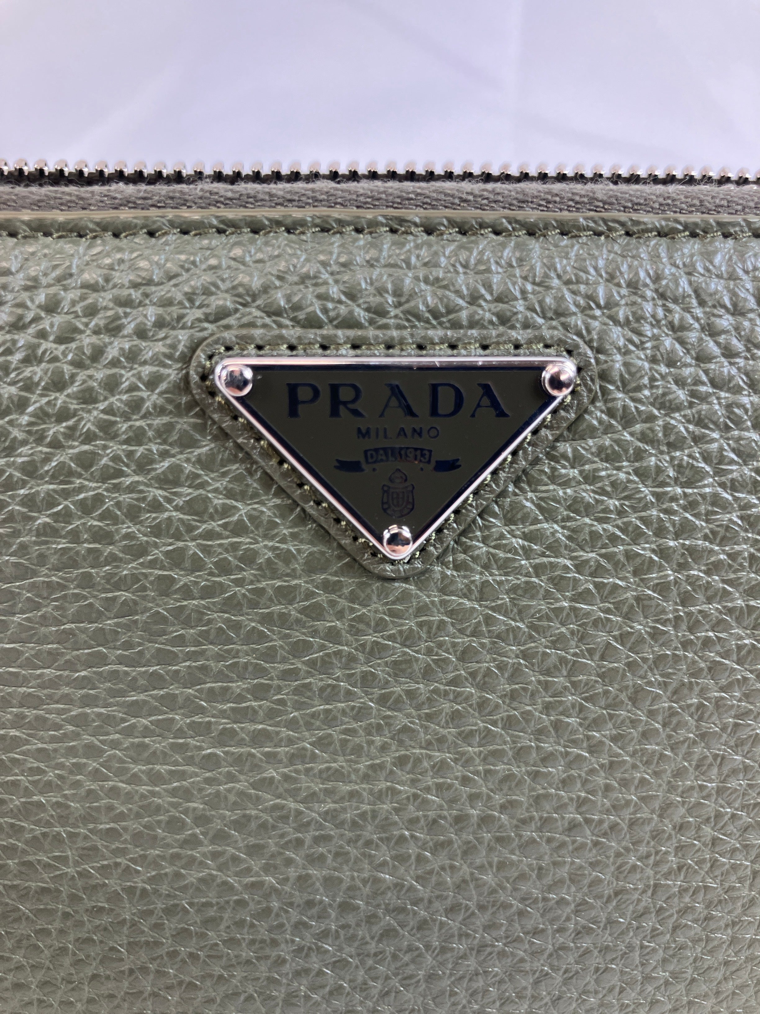 PRADA プラダ 長財布 ロングウォレット ヴィッテロダイノレザー ラウンドファスナー 三角ロゴ カーキ ローデングリーン　