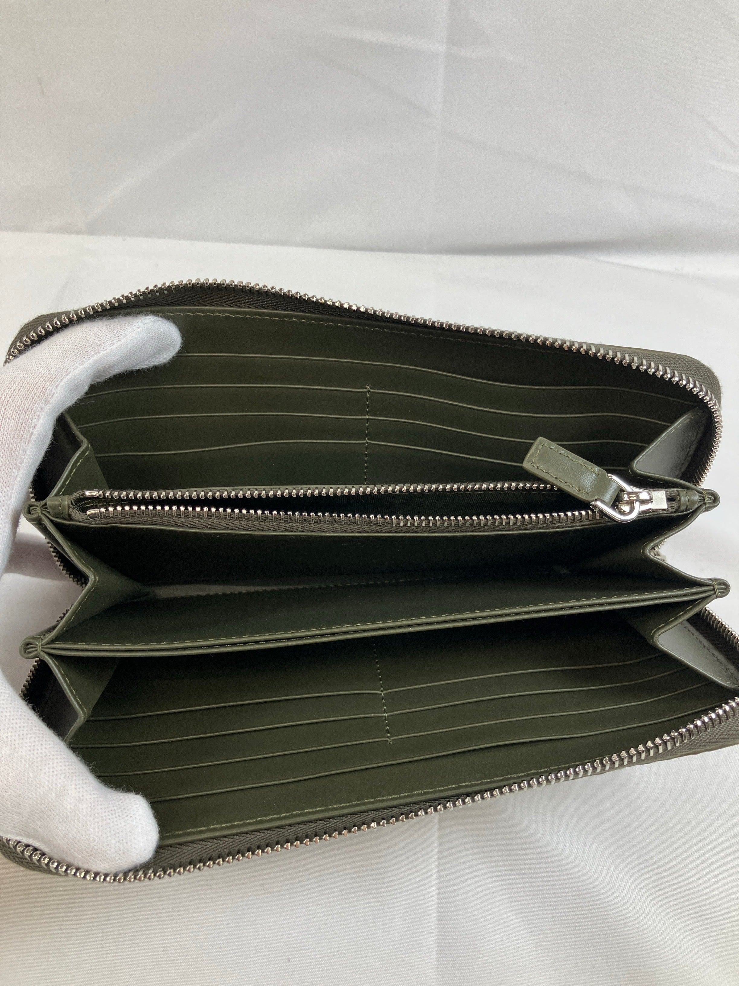 PRADA プラダ 長財布 ロングウォレット ヴィッテロダイノレザー ラウンドファスナー 三角ロゴ カーキ ローデングリーン　