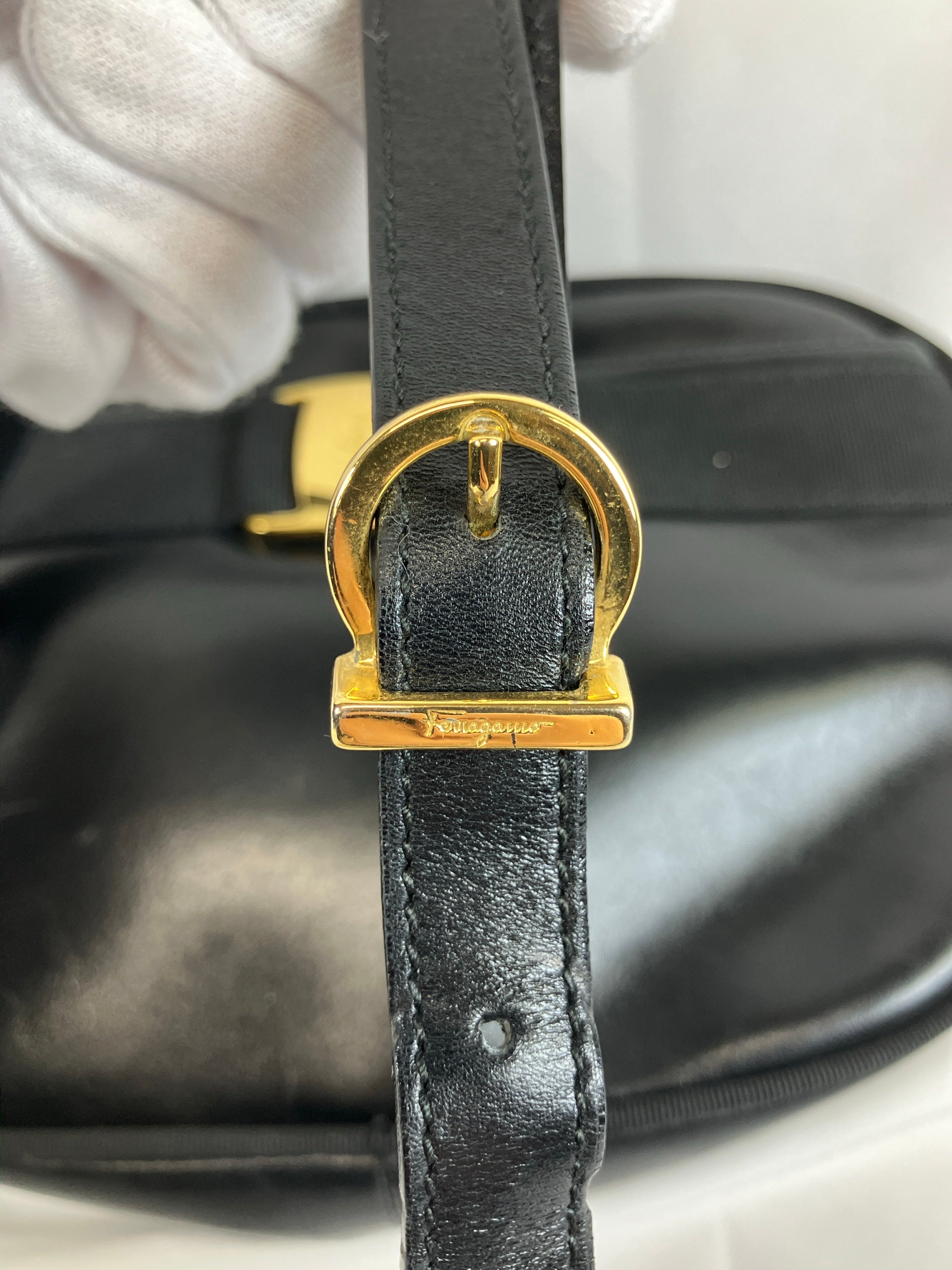 FERRAGAMO フェラガモ ショルダーバッグ ガンチーニ ヴァラ ブラック