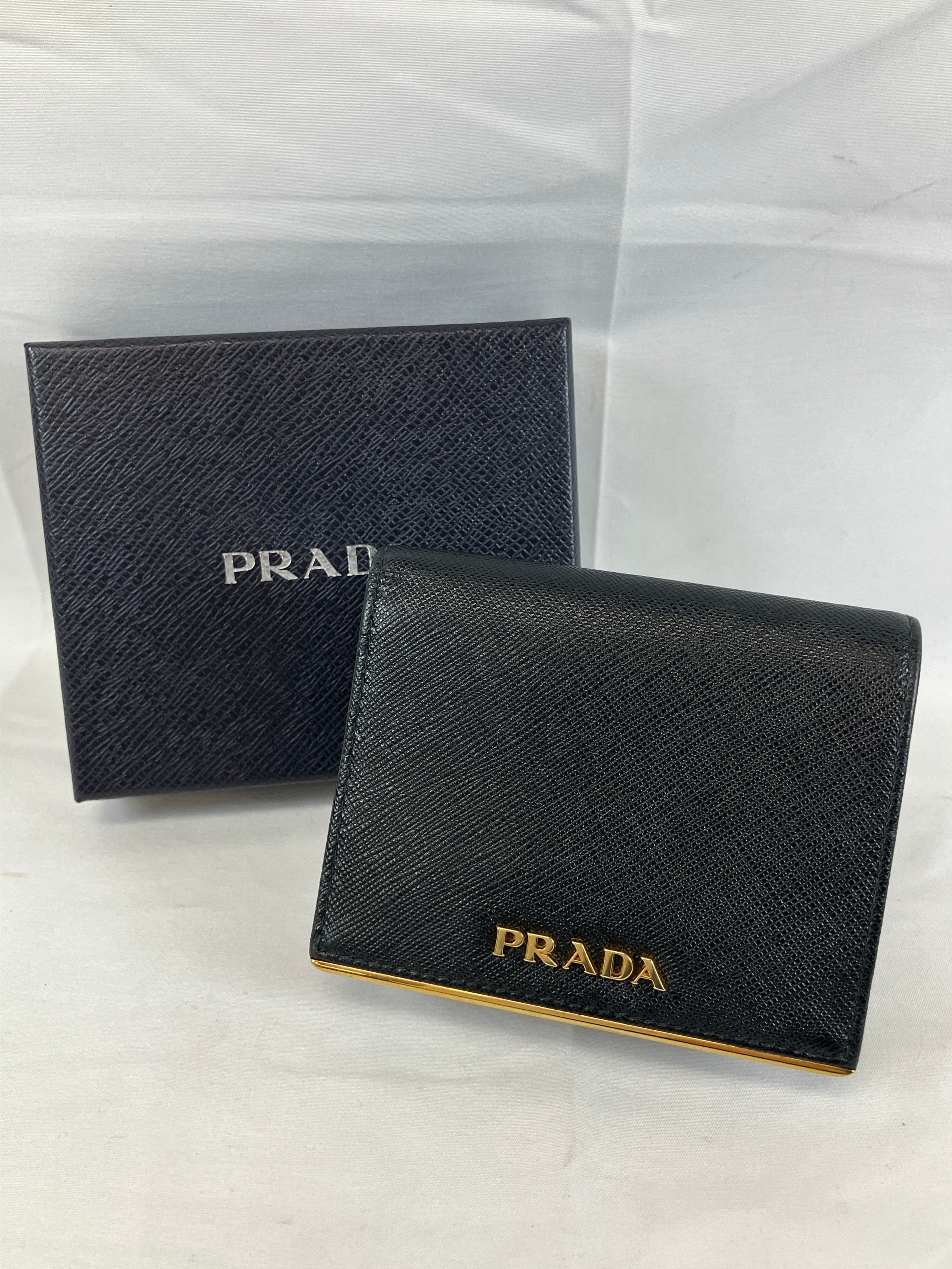 PRADA プラダ 二つ折り財布 サフィアーノ メタルバー ブラック ネロ