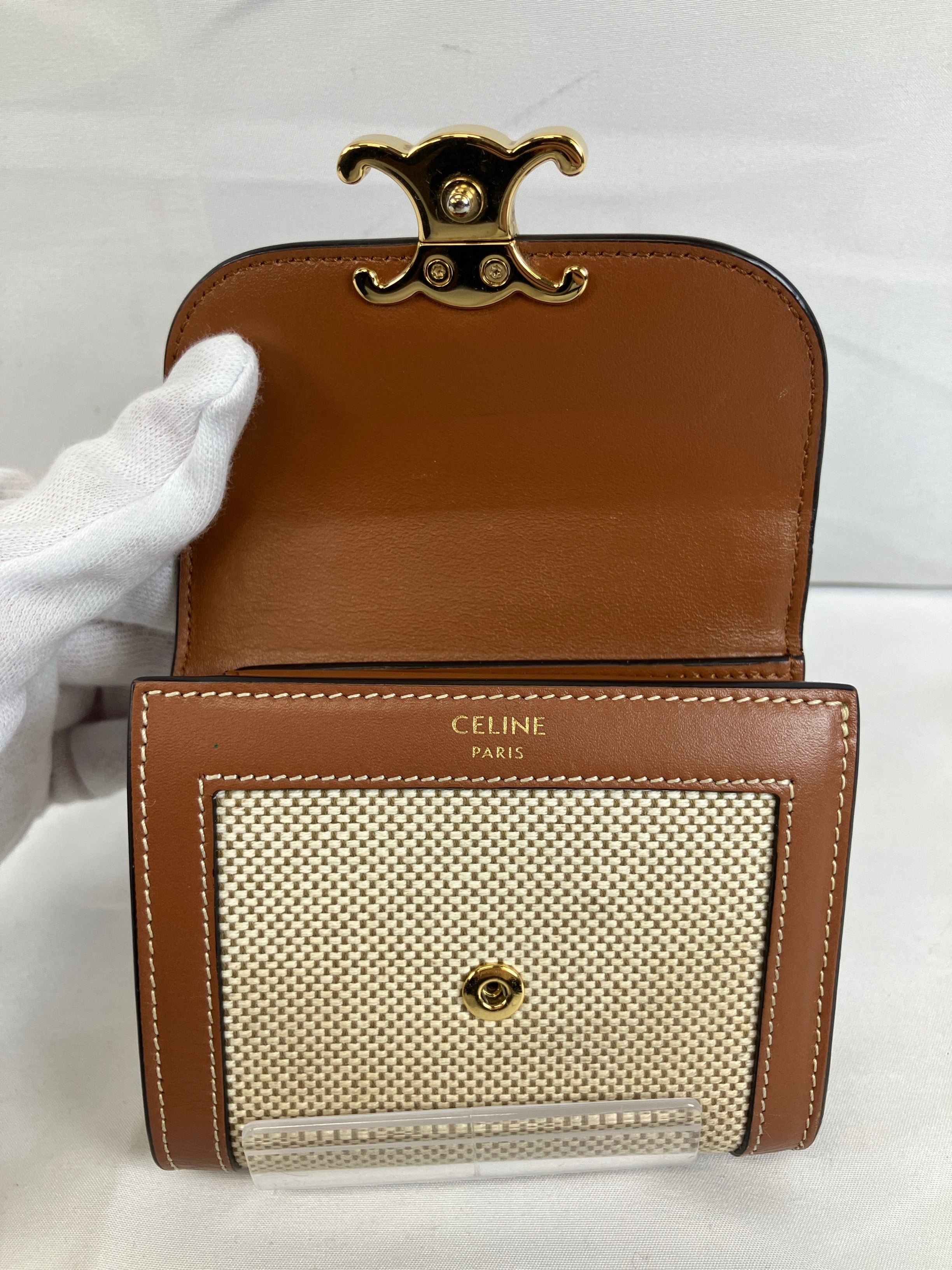 セリーヌ スモール　フラップウォレット　トリオンフ　ナチュラル　タン　財布 CELINE セリーヌ 三つ折り財布 スモールフラップウォレット トリオンフ