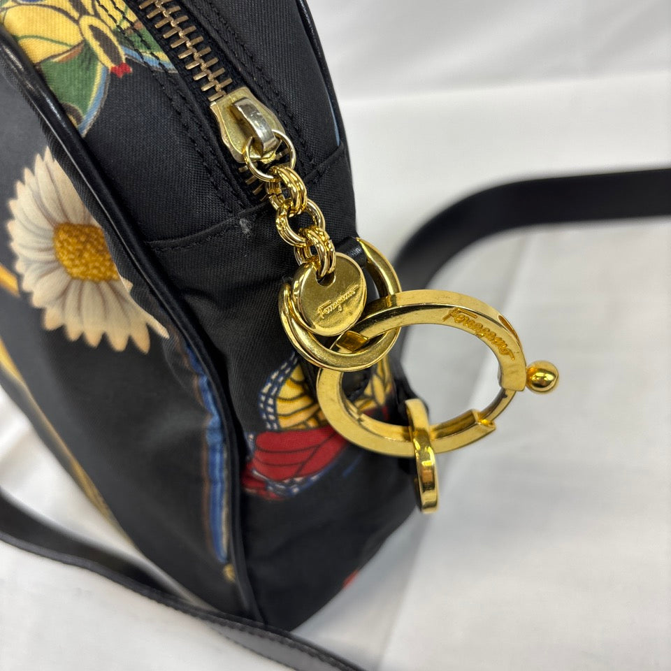 FERRAGAMO　フェラガモ　ショルダーバッグ　ブラック　AU-21 5277