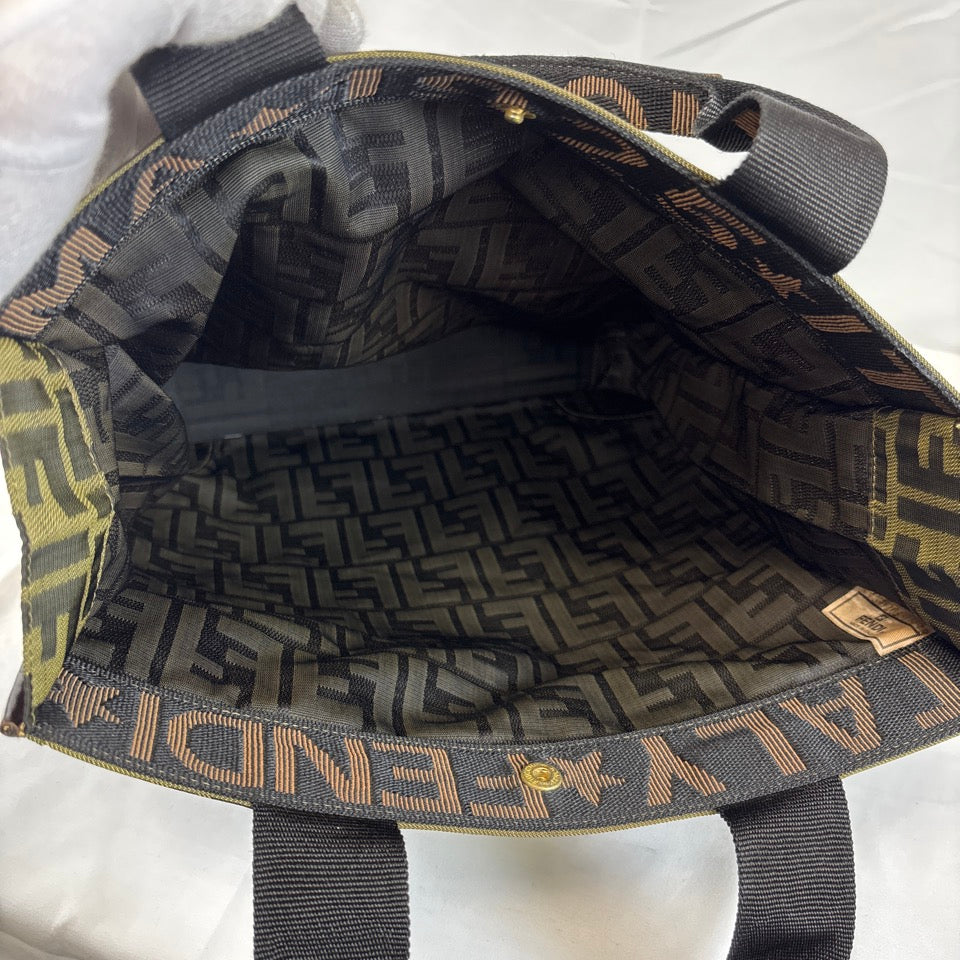 【FENDI】トートバッグ　ズッカ柄　ロゴ型押し　ナイロン　ブラウン　ブラック. FENDI フェンディ トートバッグ ズッカ ナイロン ブラウン 総柄 2321 26555