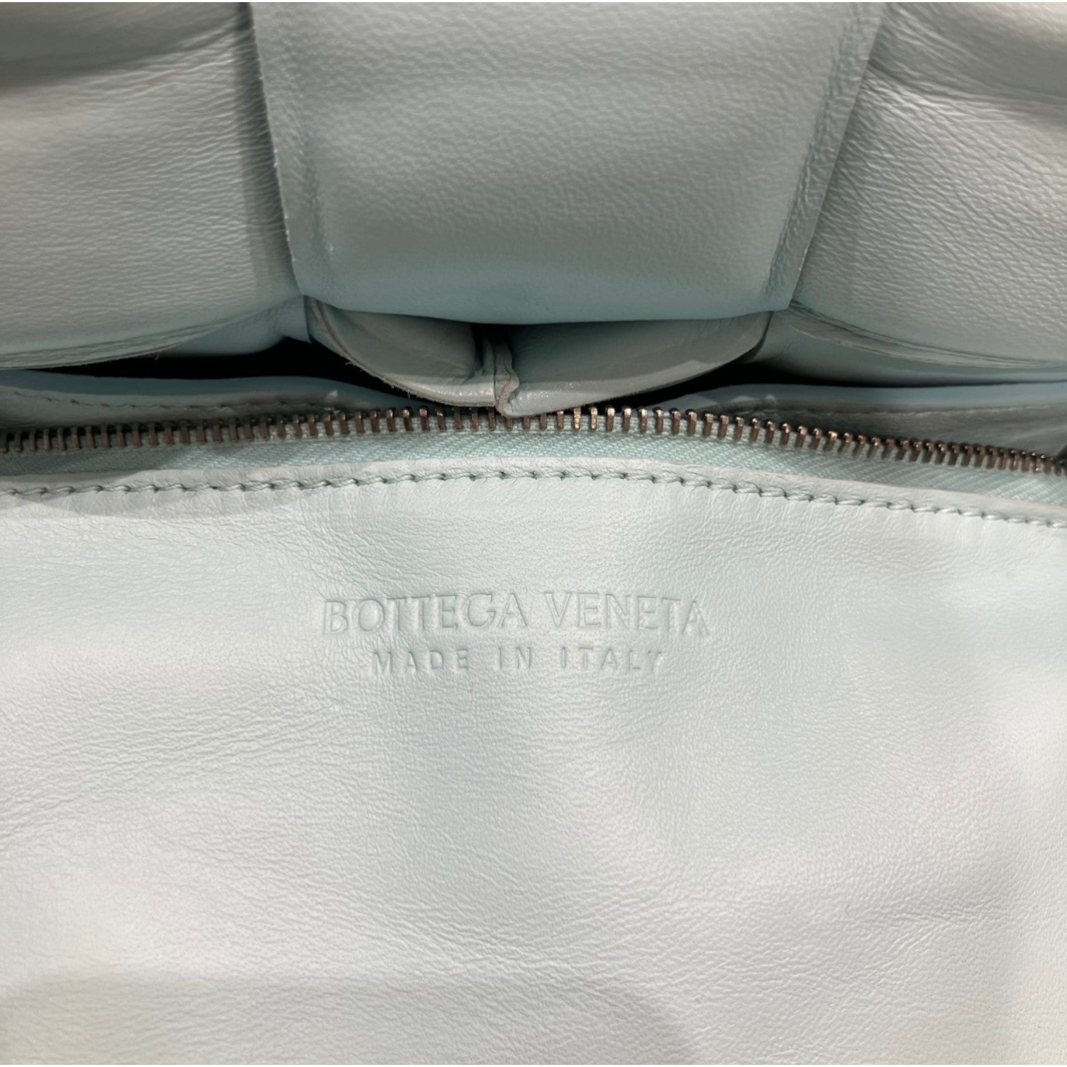 BOTTEGA VENETA ボッテガヴェネタ マキシイントレート パテッドカセット ショルダーバッグ ライト ブルー レザー レディース メンズ